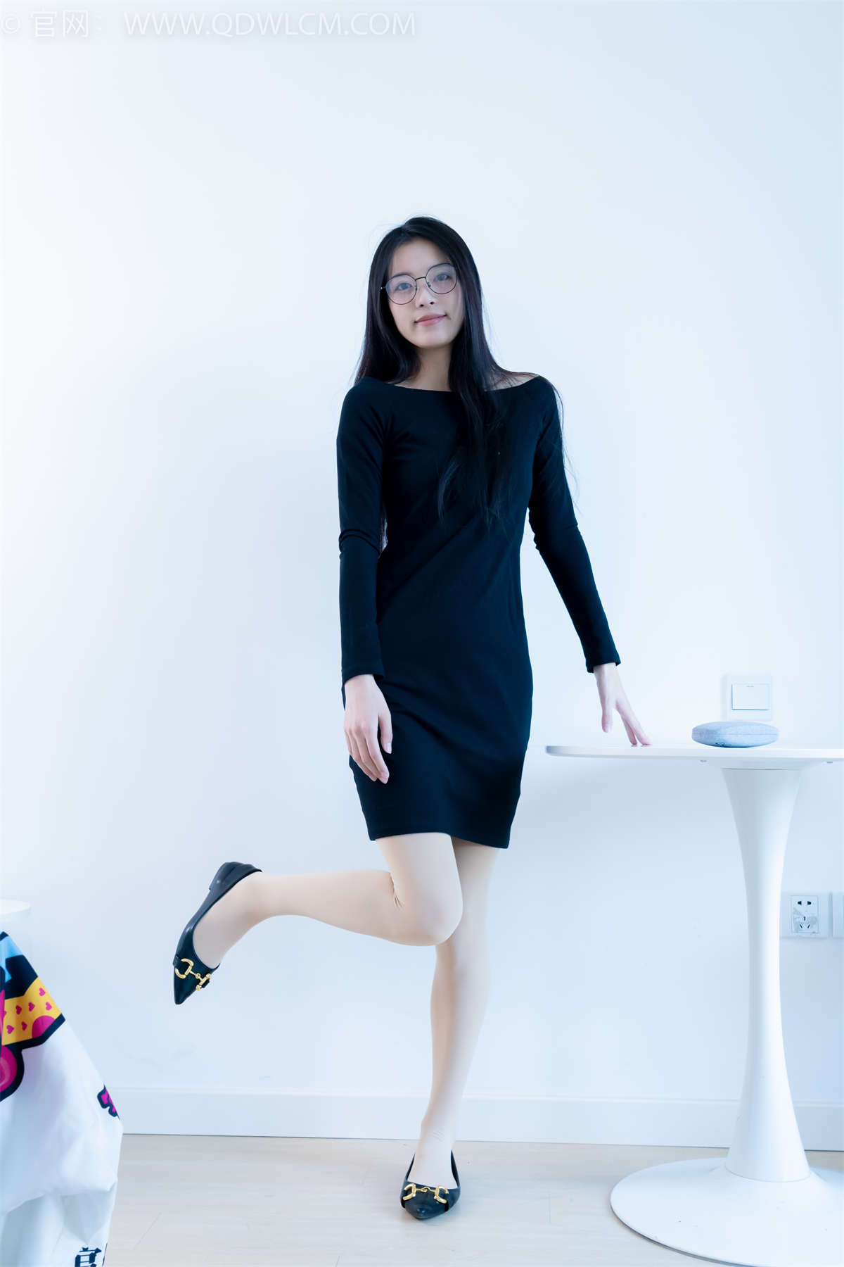 物恋传媒 NO.2256 茯苓-平底鞋、厚肉丝、厚黑丝、皮筋绑脚和挠脚心剧情-日更街拍