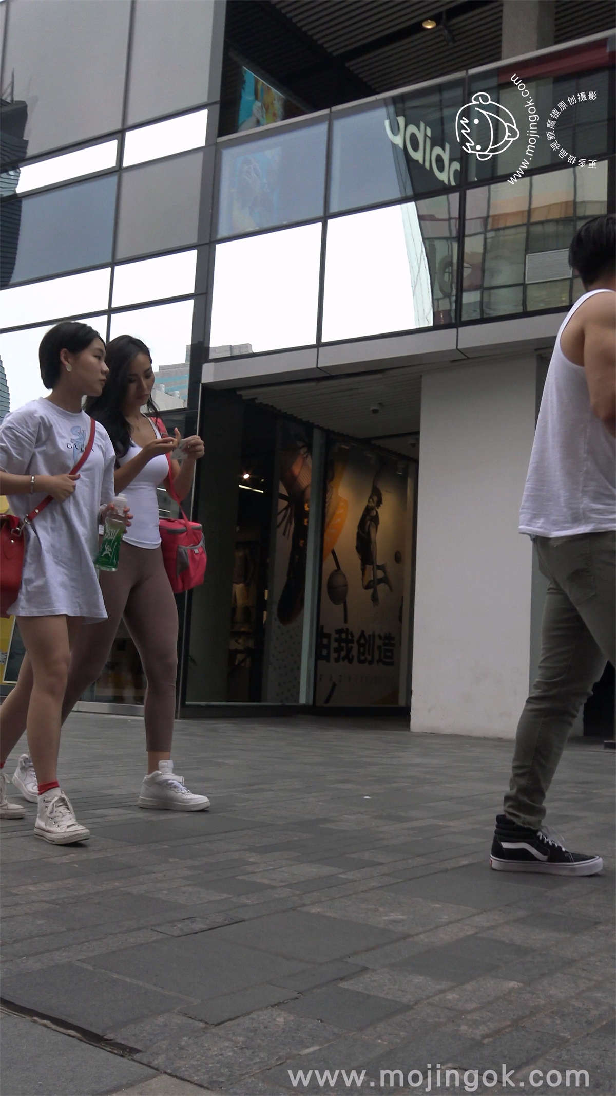 图片[2]-性感丰臀弹力瑜伽裤美女-日更街拍