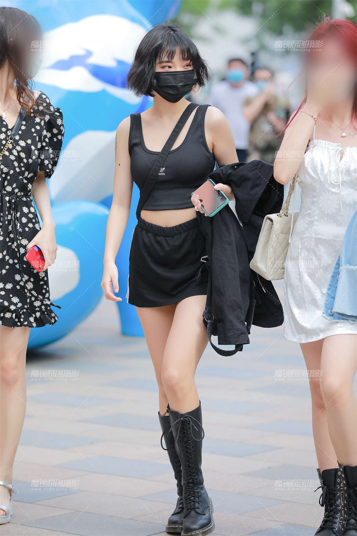 图片[2]-【玻璃赛帖】黑色热裤裙小妹-日更街拍