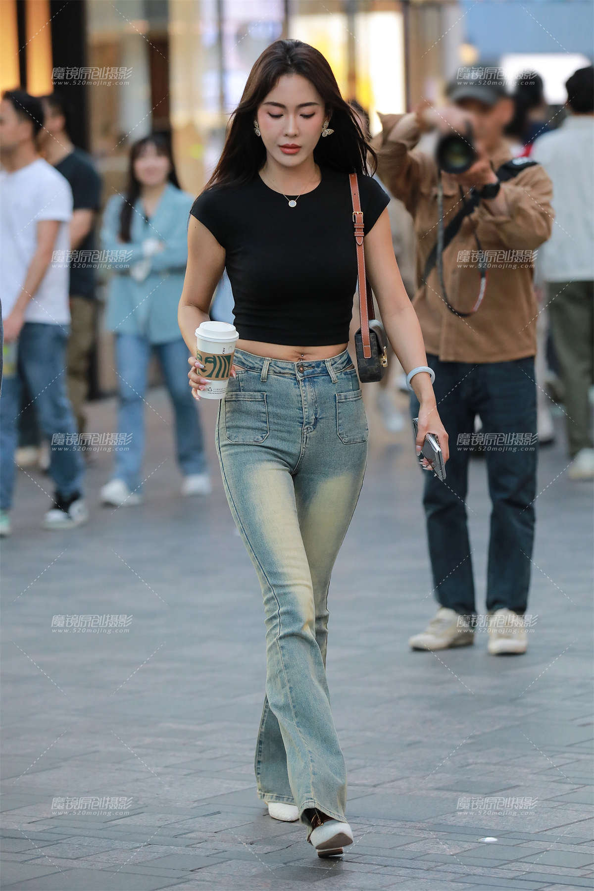 高挑牛仔裤美女-日更街拍