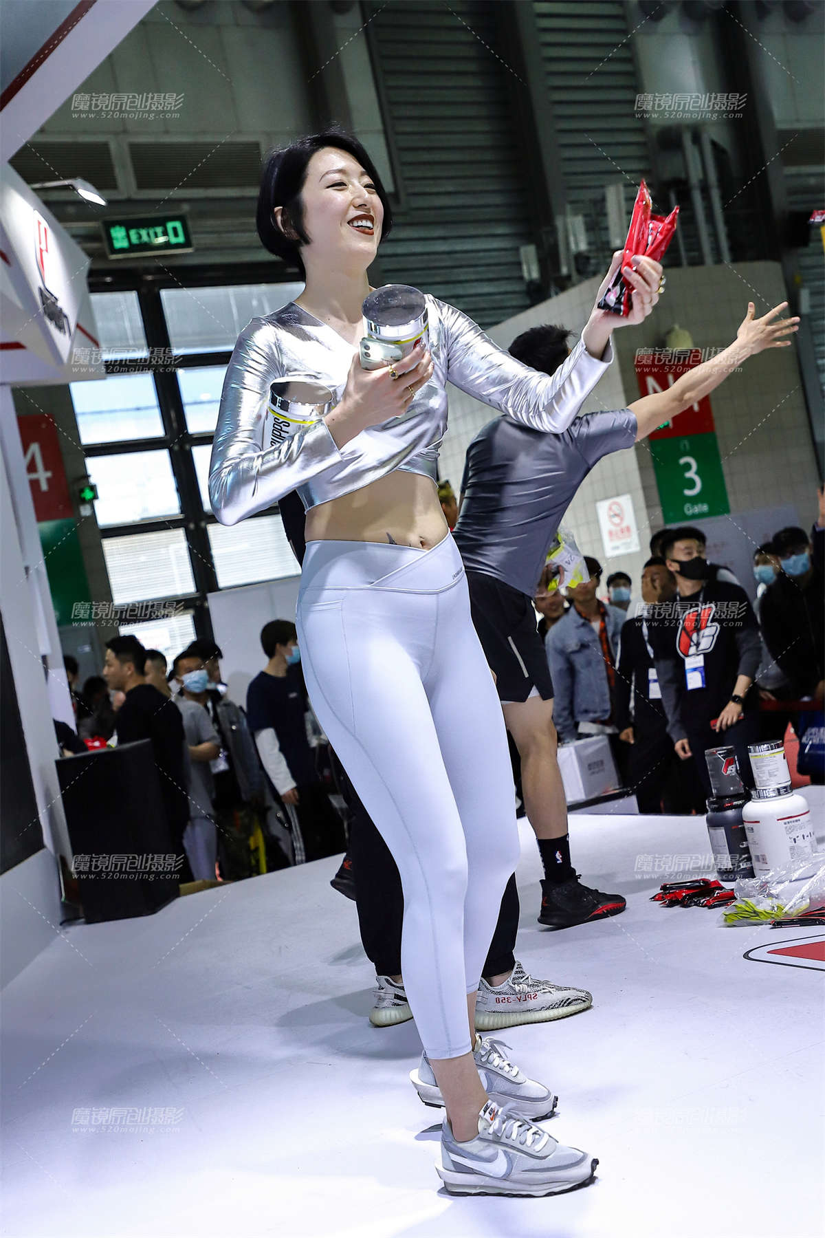 亮银色上衣&白色紧身裤-日更街拍