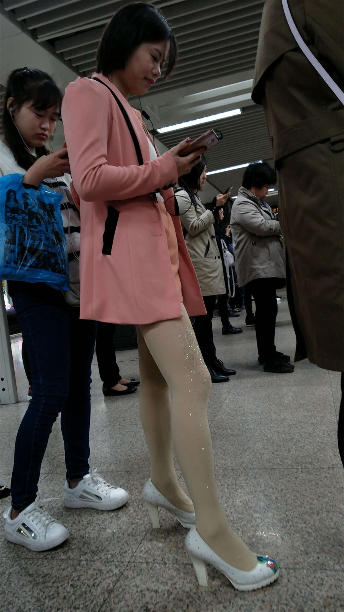 图片[2]-粉红外套肉色丝袜白色高跟漂亮美少妇-日更街拍