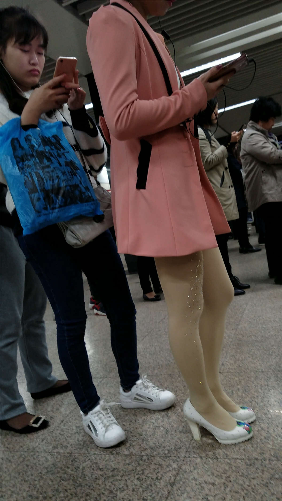 粉红外套肉色丝袜白色高跟漂亮美少妇-日更街拍