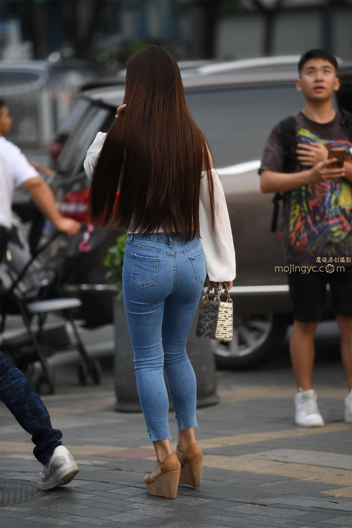 图片[2]-紧牛翘臀长发小妹-日更街拍