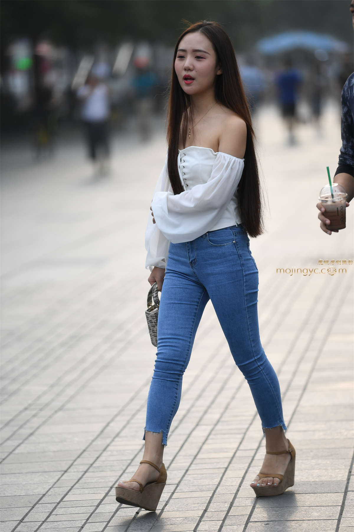 紧牛翘臀长发小妹-日更街拍