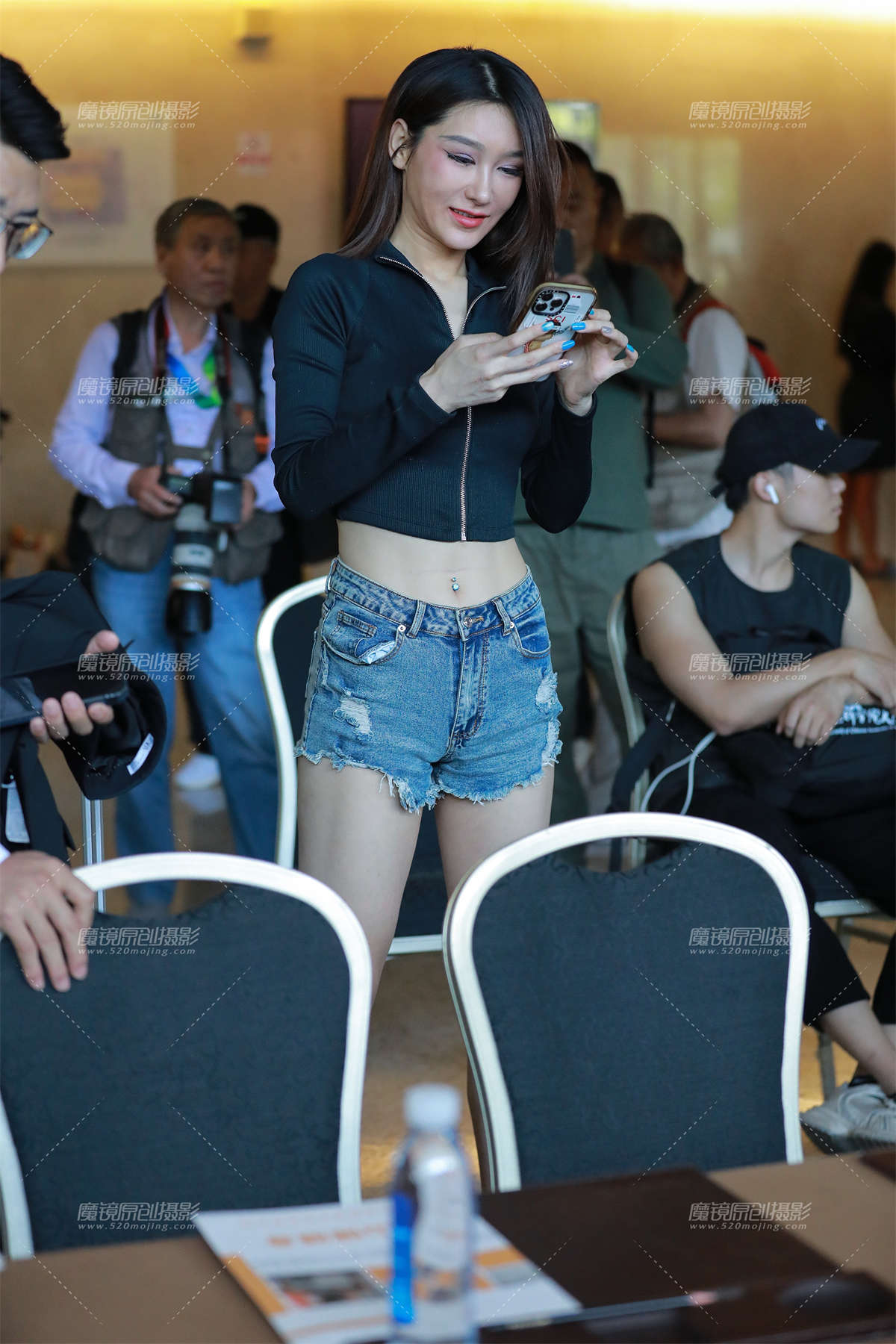 高挑热裤美女-日更街拍