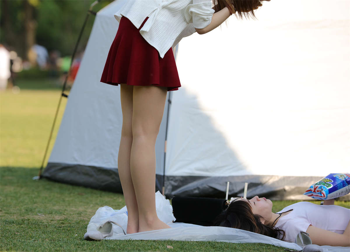 图片[2]-踏青公园街拍系列No.1506 街拍身材极好的女神-日更街拍