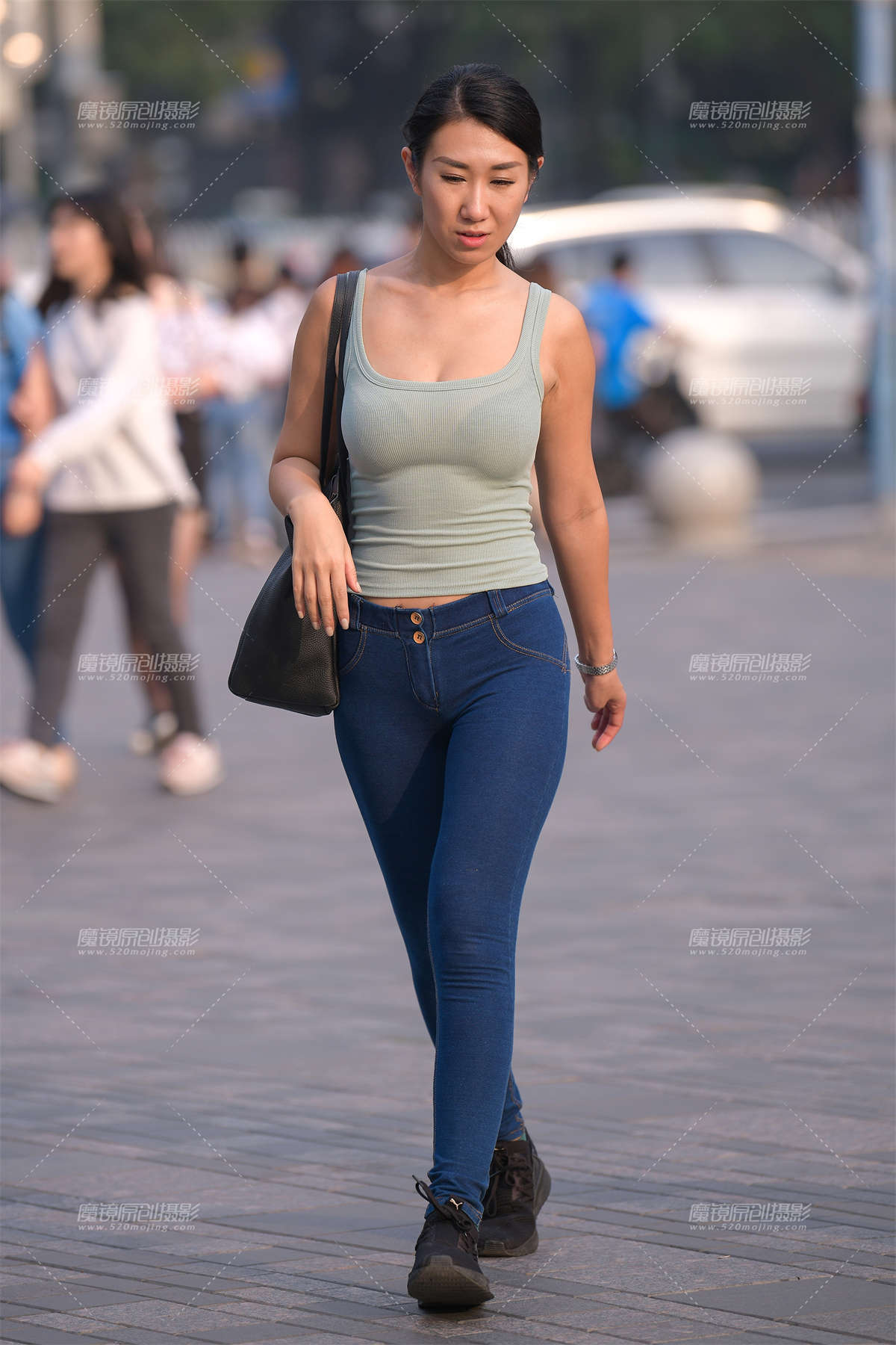 【街拍之魂赛帖】紧身蜜桃牛仔-日更街拍