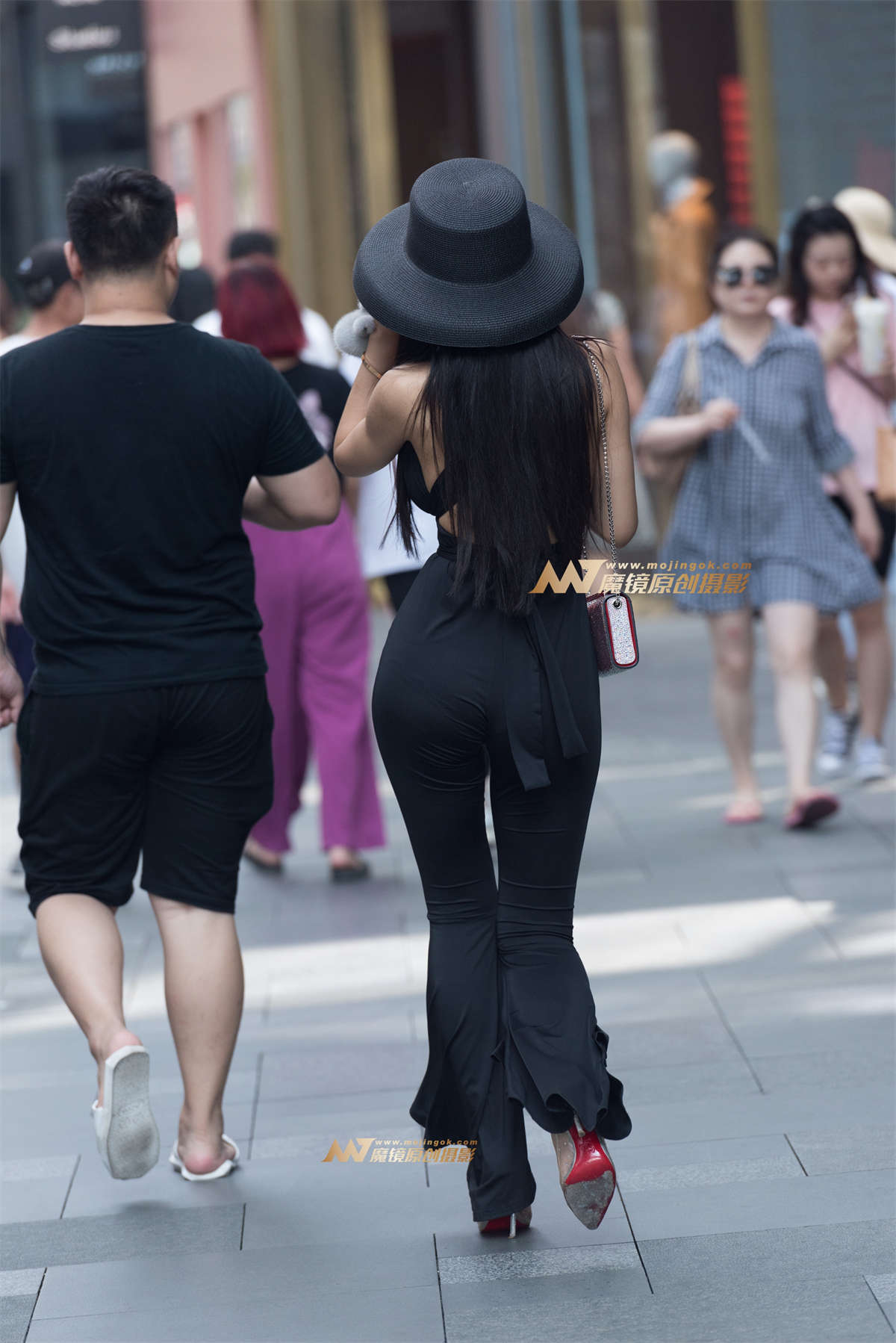 图片[2]-V字领长腿美女-日更街拍