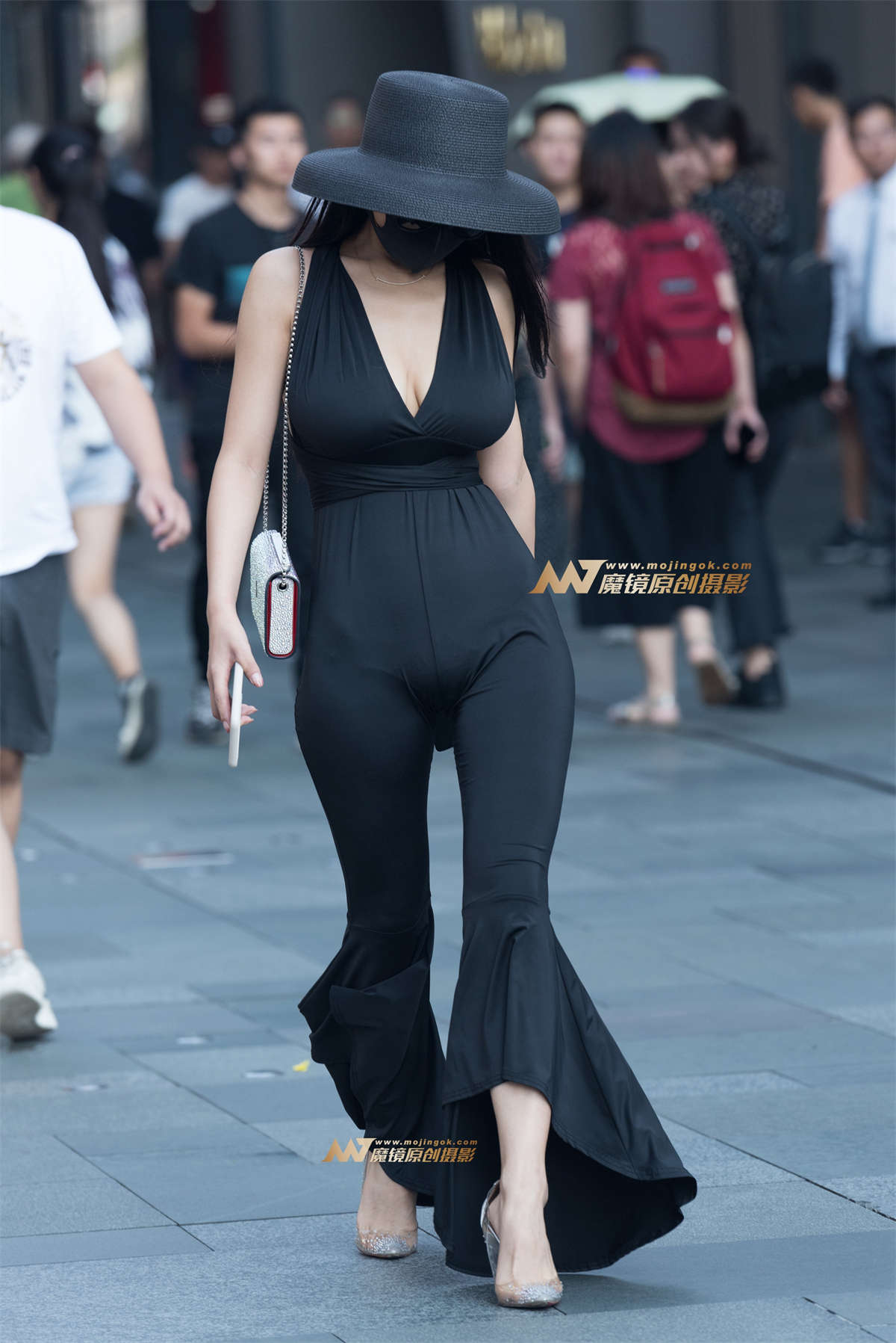 V字领长腿美女-日更街拍