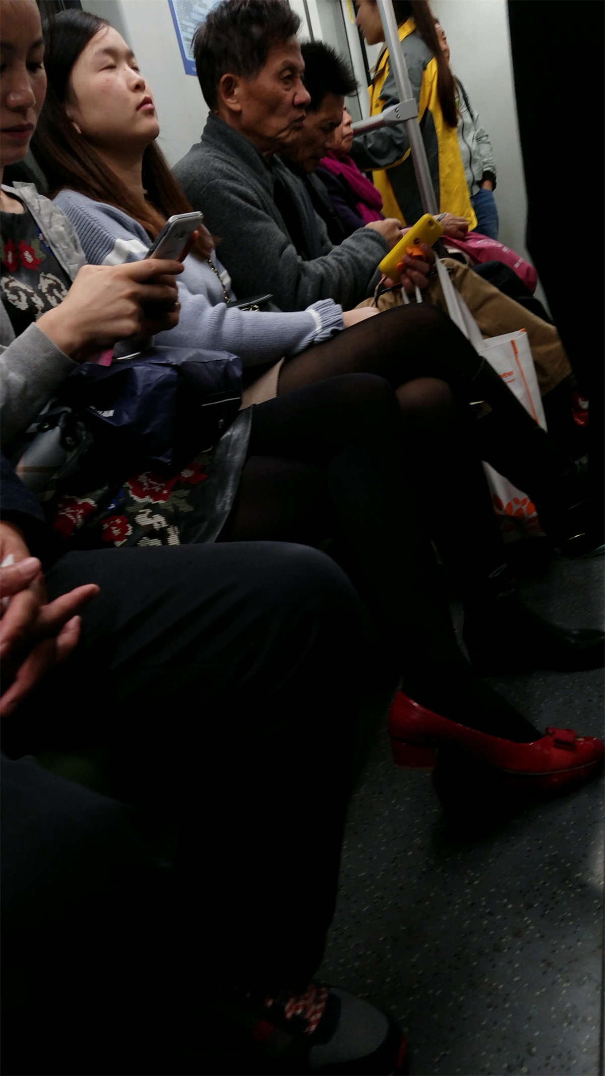 图片[2]-两个黑丝喜欢那个-日更街拍