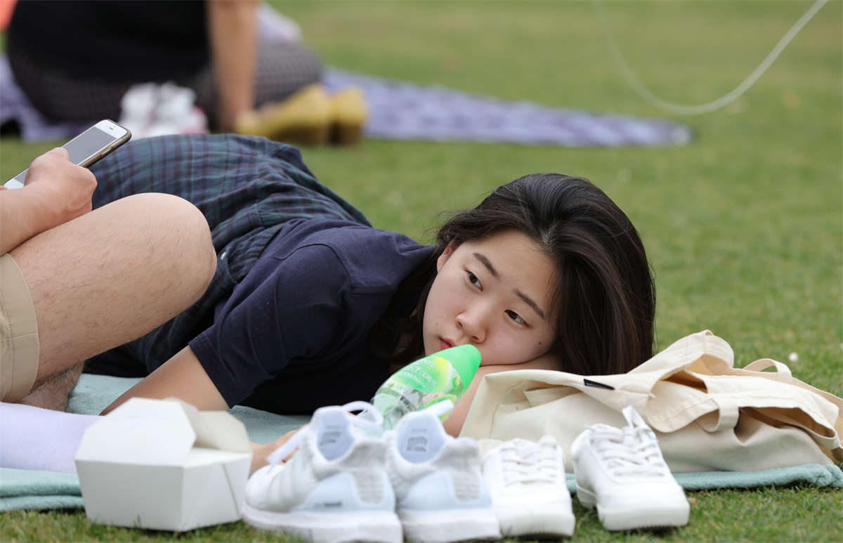 图片[2]-踏青公园街拍系列No.1507 二趾长的少女玉足，白晰光滑还带点湿润-日更街拍