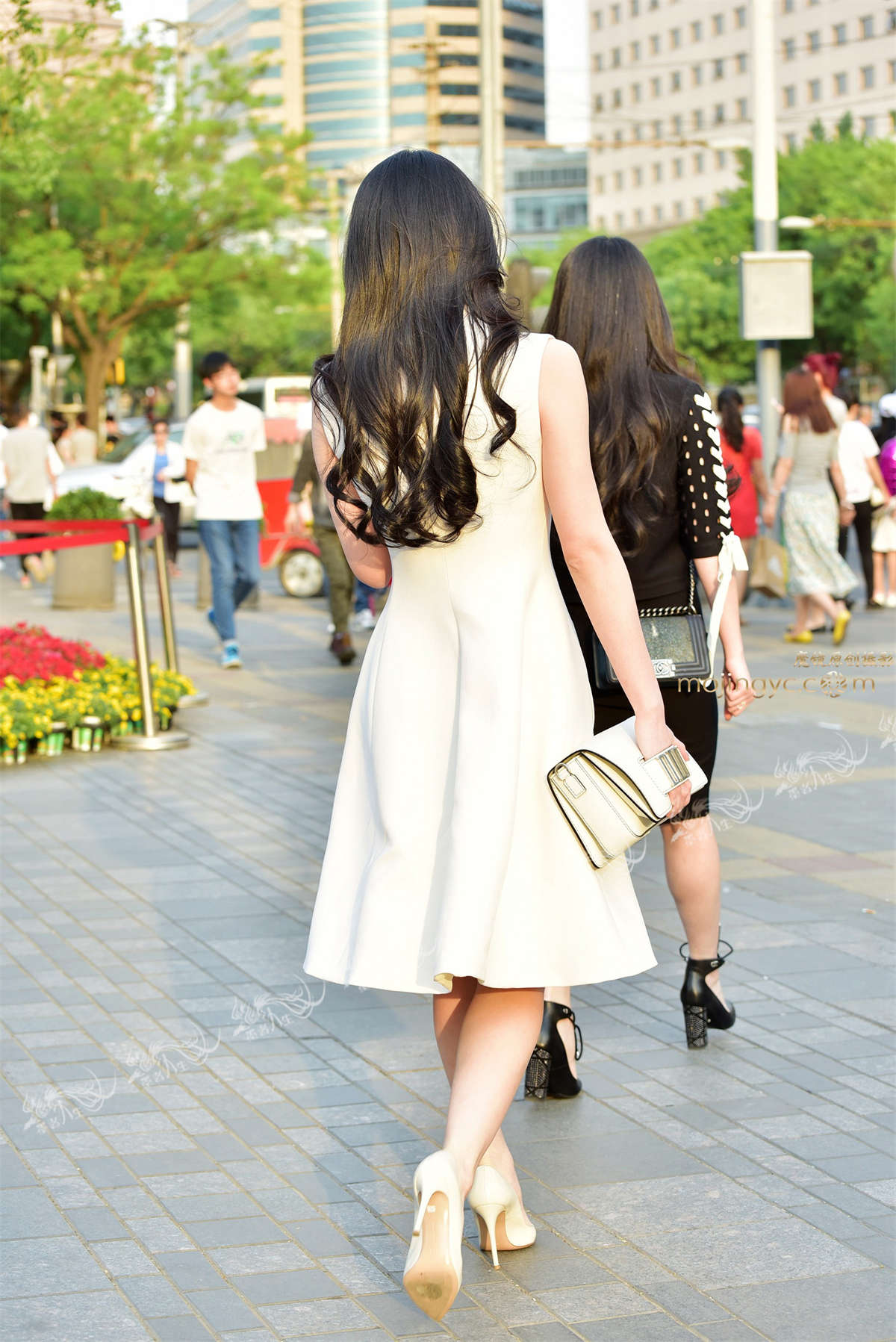 图片[2]-以一身白色为主的时尚女郎-日更街拍