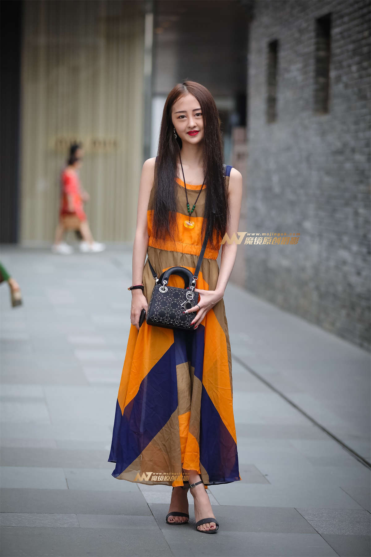 长裙美女 诠释青春甜美的风采-日更街拍