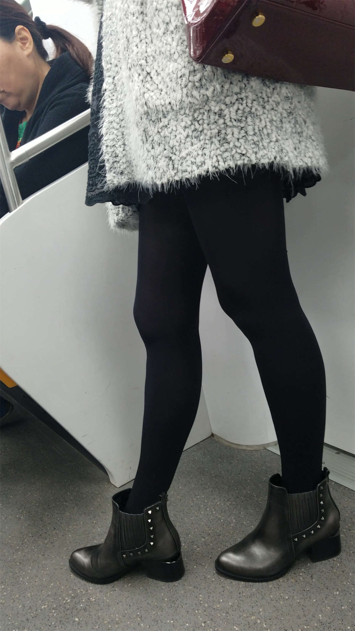 图片[2]-地铁灰色毛衣黑色丝袜黑高鞋卷发少妇-日更街拍