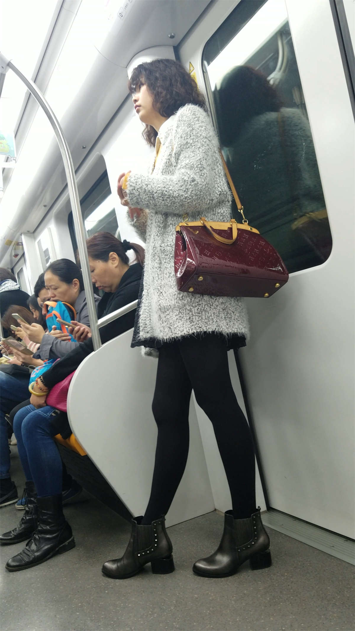 地铁灰色毛衣黑色丝袜黑高鞋卷发少妇-日更街拍