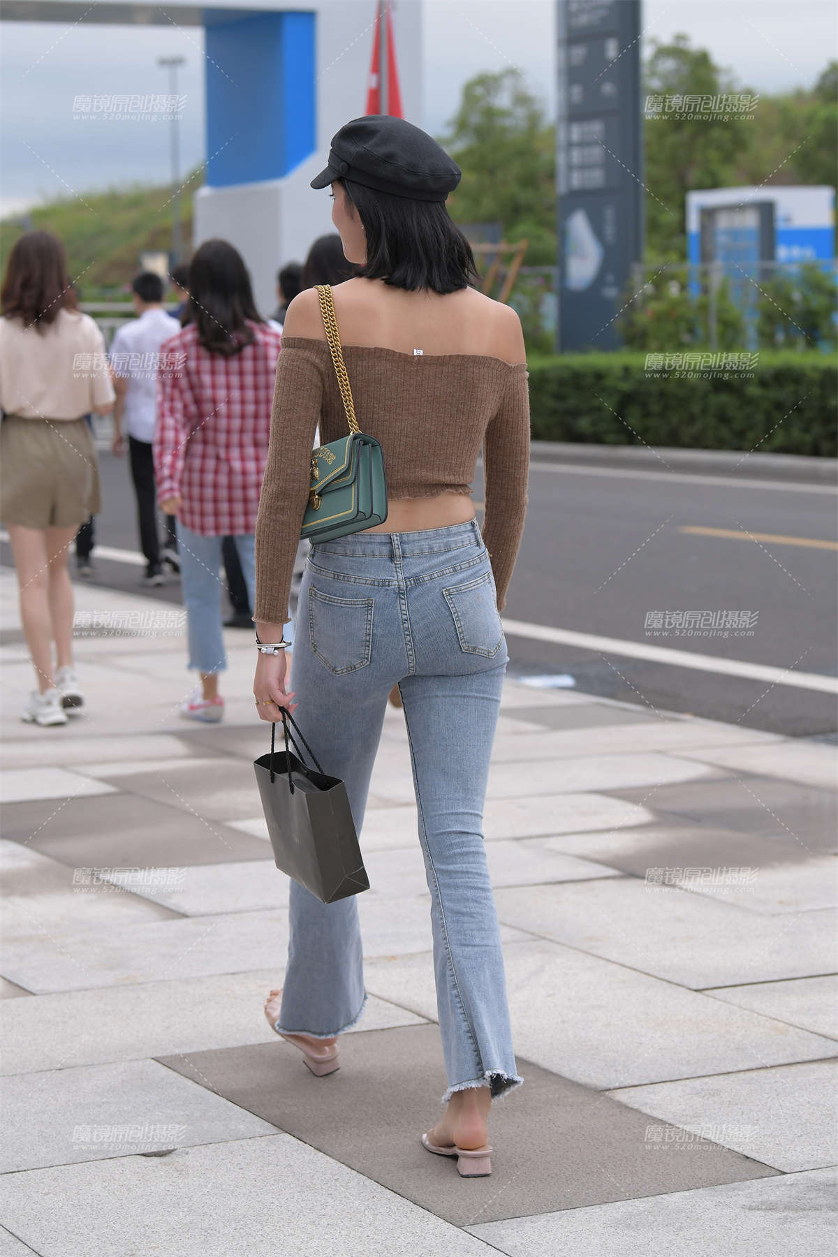 图片[2]-露肚脐的紧牛小姐姐-日更街拍