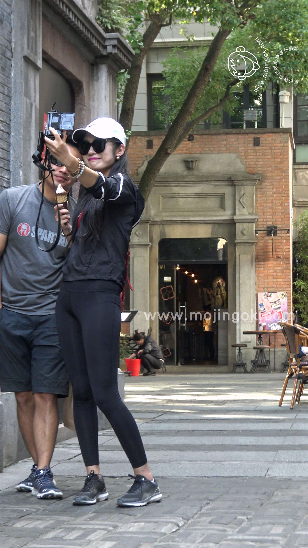 图片[2]-鸭舌帽漂亮紧身弹力裤性感美女-日更街拍