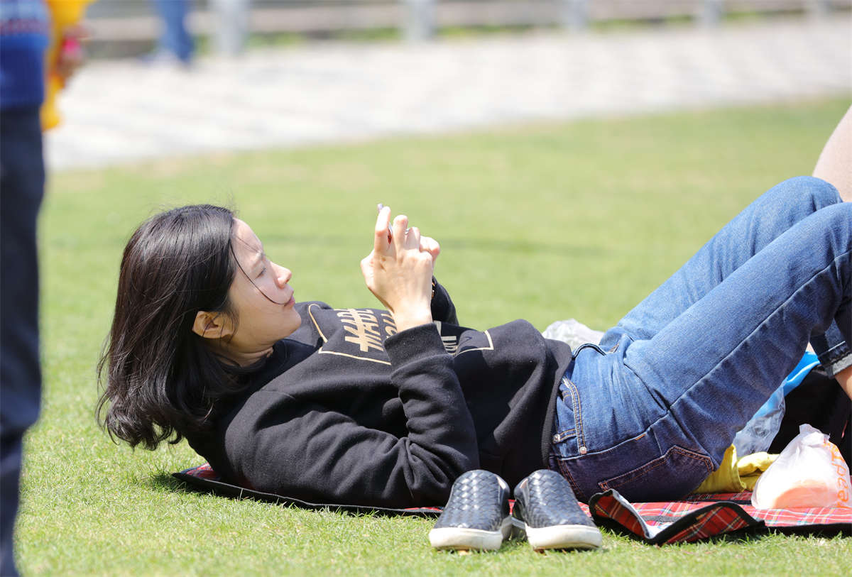 图片[2]-踏青公园街拍系列No.1508 反差系列，迷人少妇的骨感瘦足竟然是以重口味结尾 第一季-日更街拍