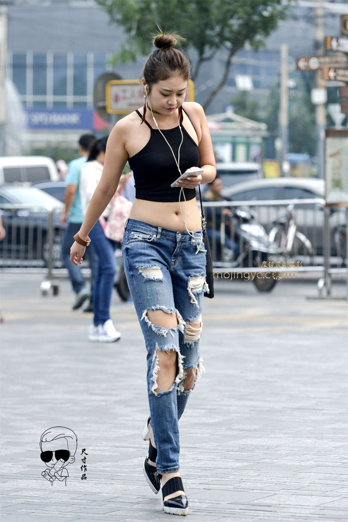吊带坎乞丐裤露美肚脐的诱惑-日更街拍