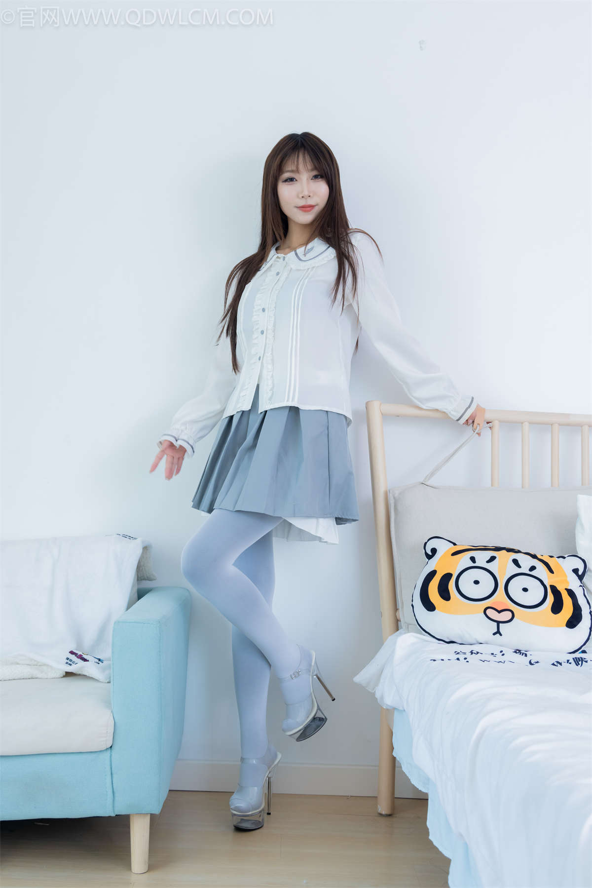 图片[2]-物恋传媒 NO.2278 泡泡-高跟凉鞋、厚灰丝、厚黑丝、厚白丝、三双丝袜叠穿-日更街拍