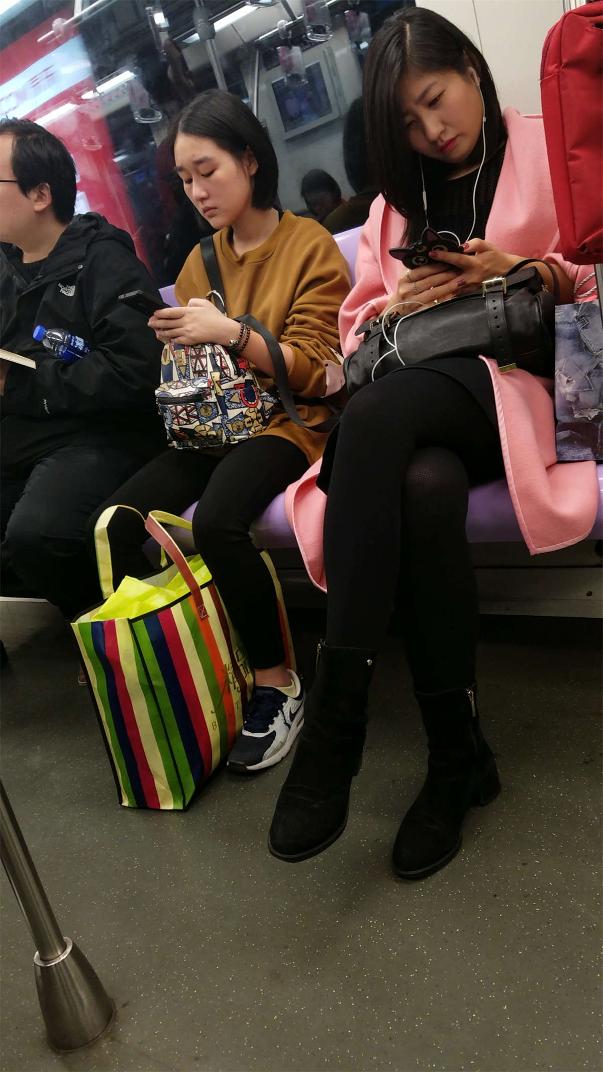 图片[2]-地铁粉红风衣黑色丝袜黑鞋丰满美少妇-日更街拍