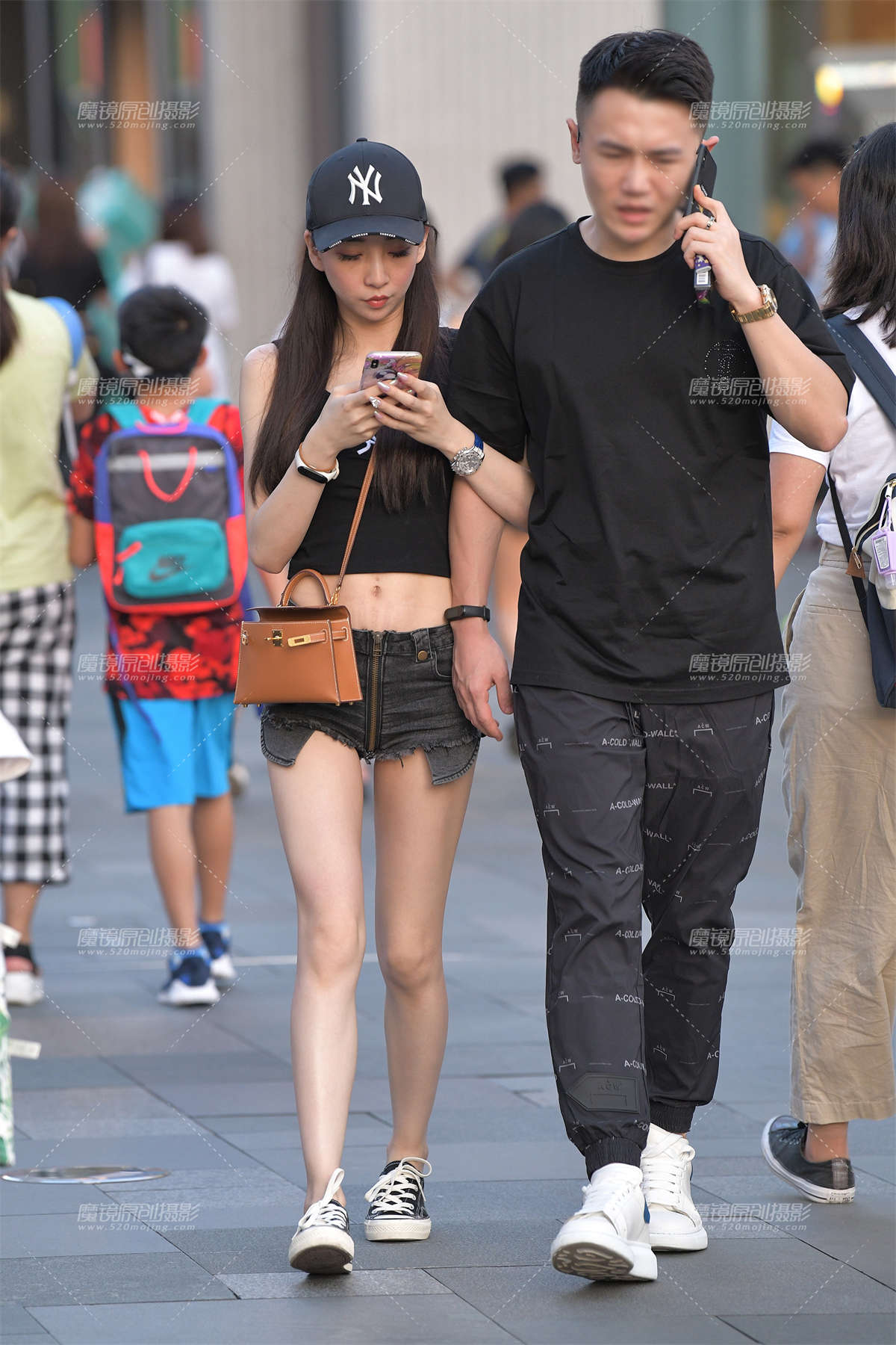 露肚脐的性感热裤女友-日更街拍