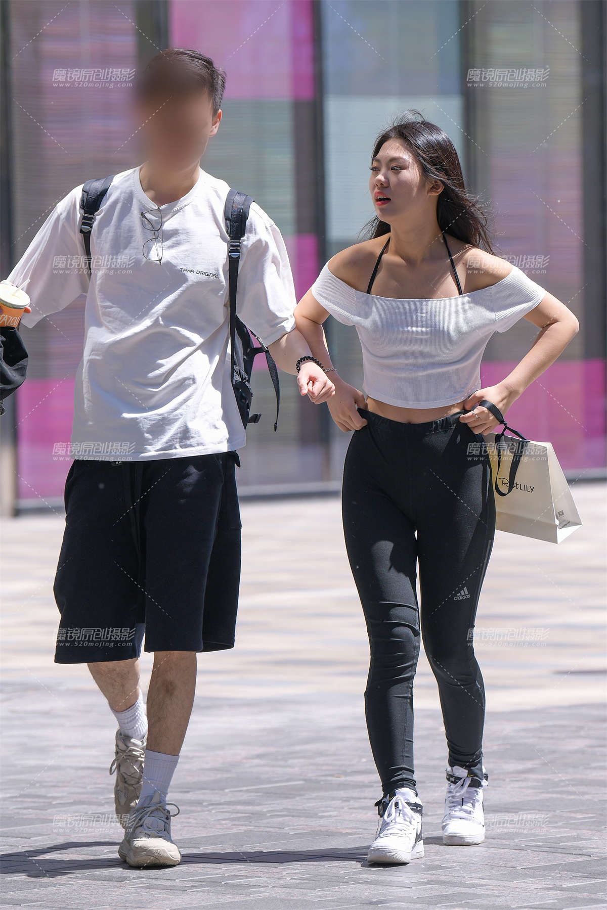 【街拍之魂赛帖】这么宽松的裤子都能穿的如此挺翘-日更街拍