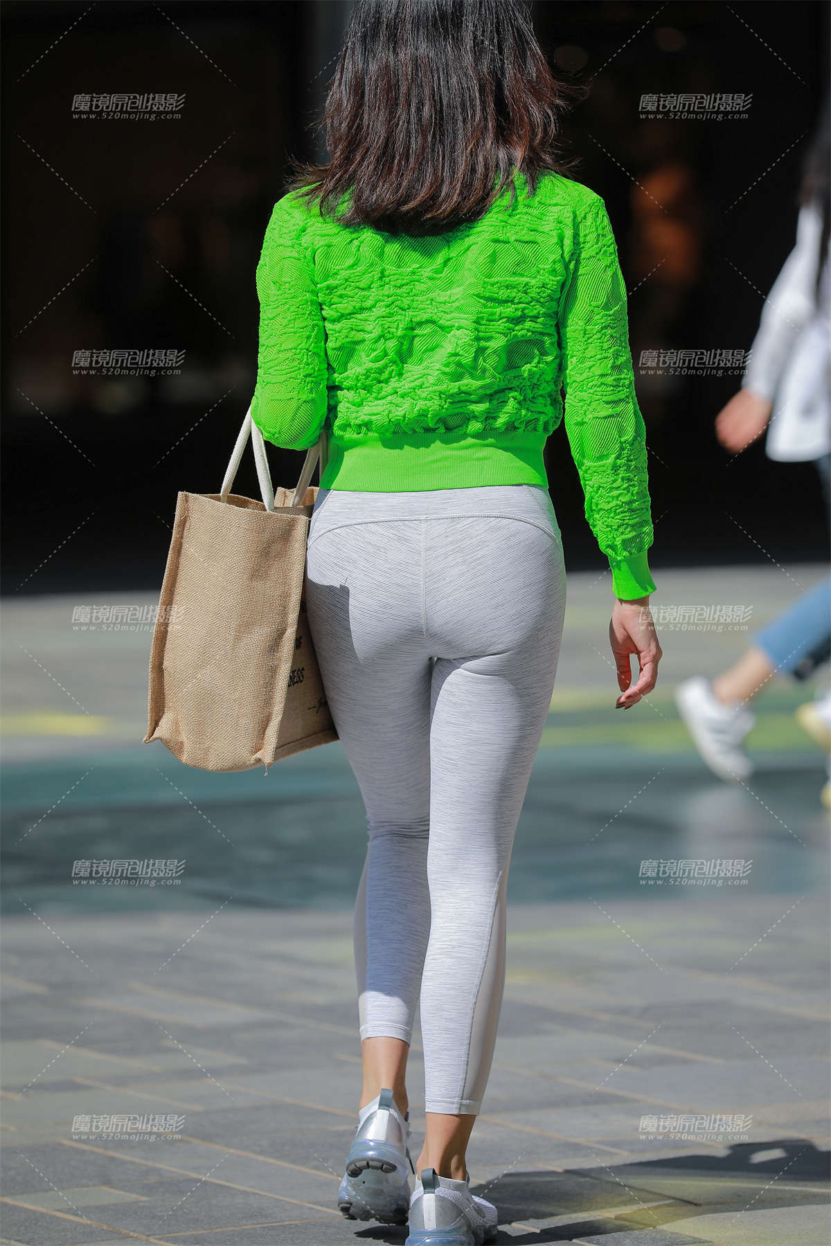 图片[2]-【玻璃赛帖】白色紧身裤-日更街拍