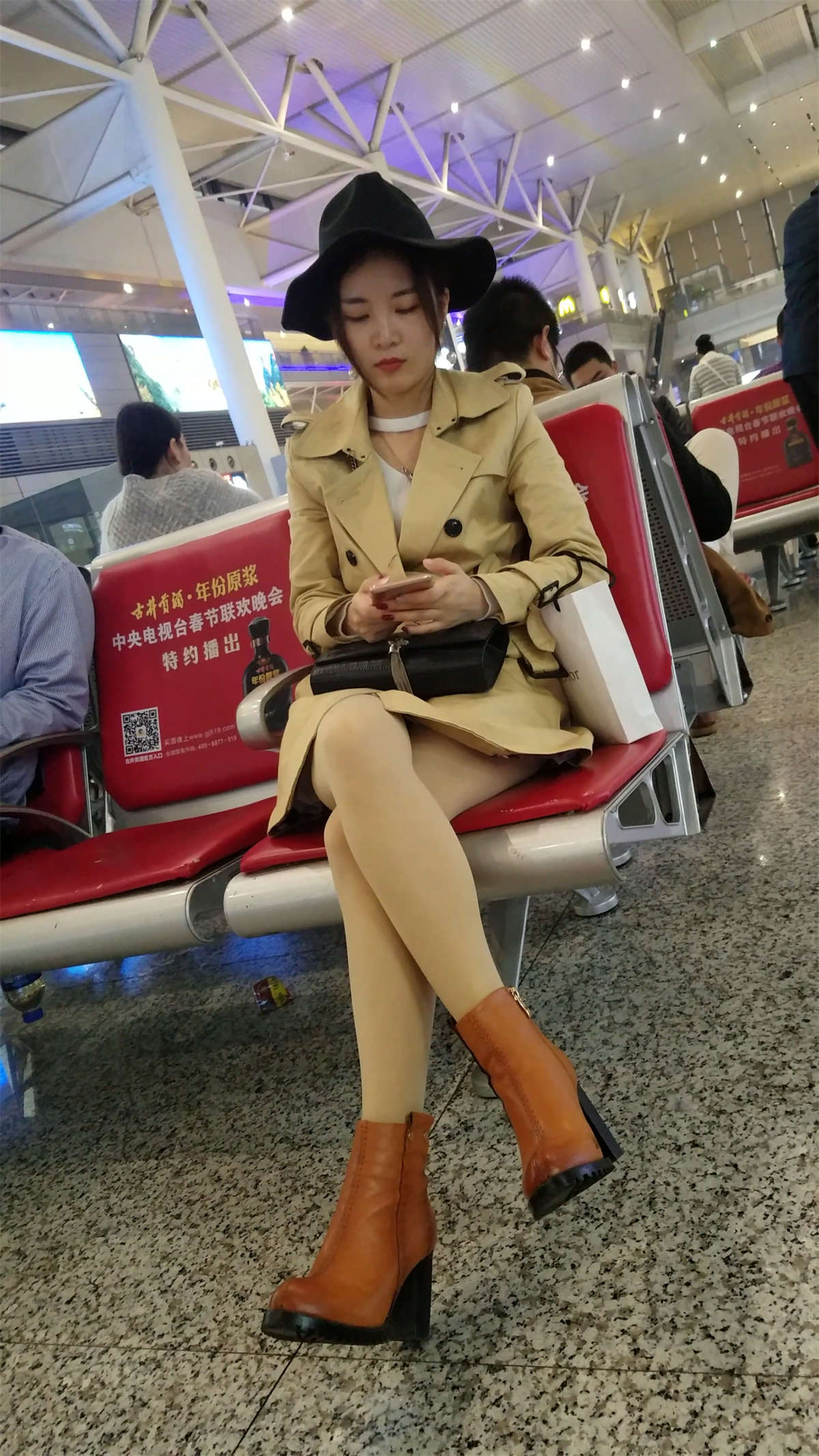 [4K高清视频]车站等车的肉色丝袜美腿极品漂亮女神-日更街拍
