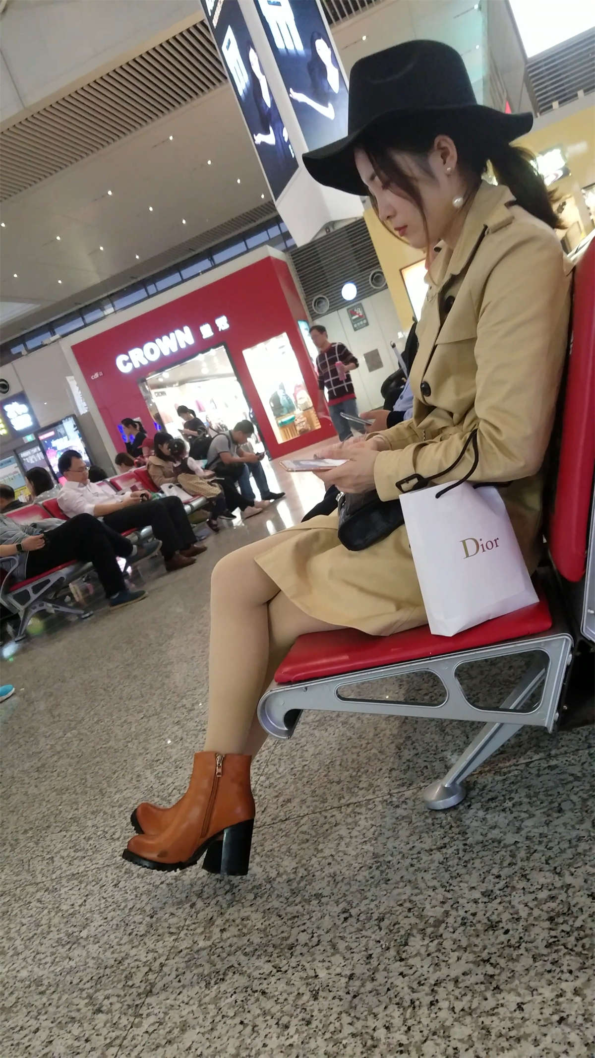 图片[2]-[4K高清视频]车站等车的肉色丝袜美腿极品漂亮女神-日更街拍