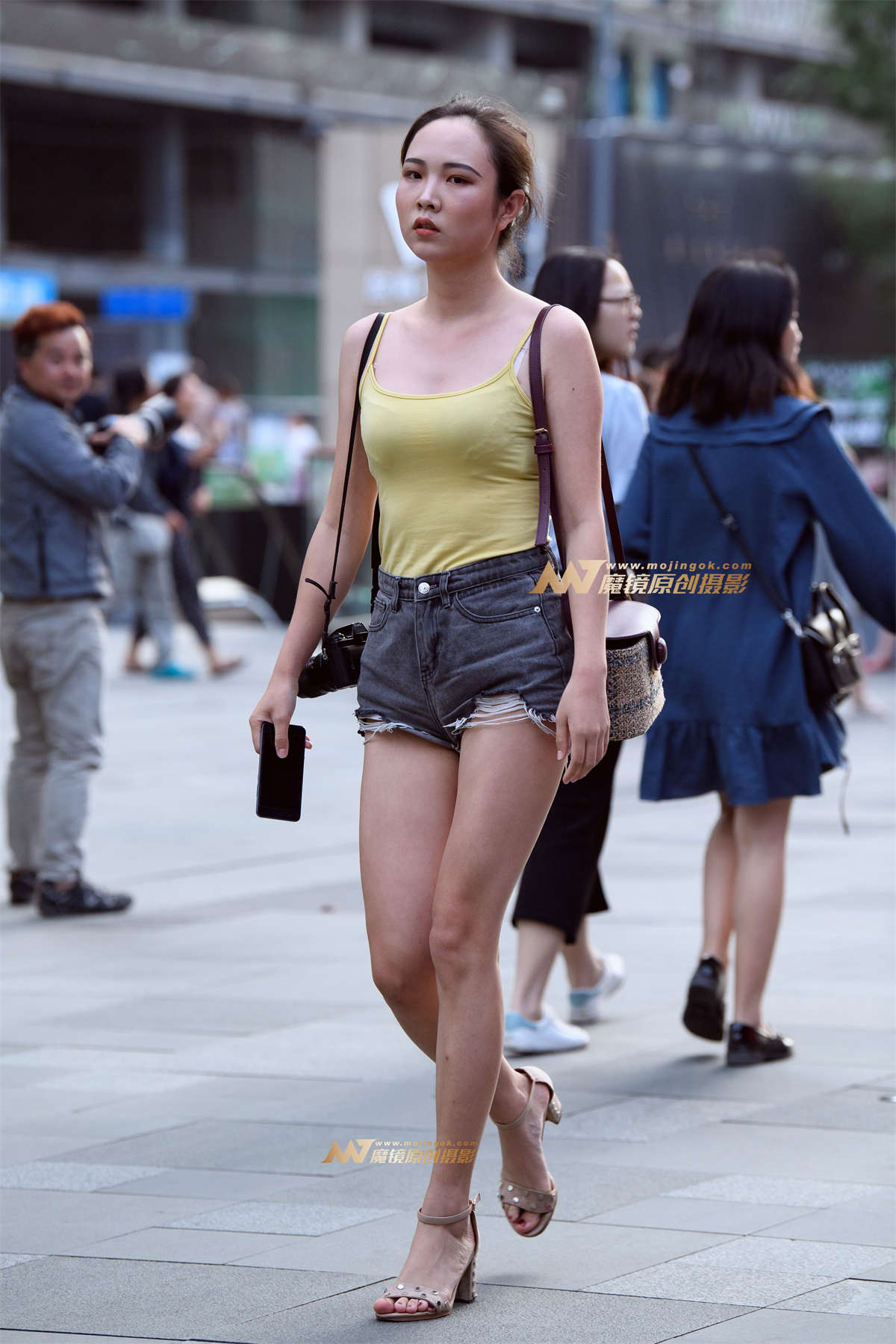 【久久赛帖】热裤长腿女摄影师-日更街拍