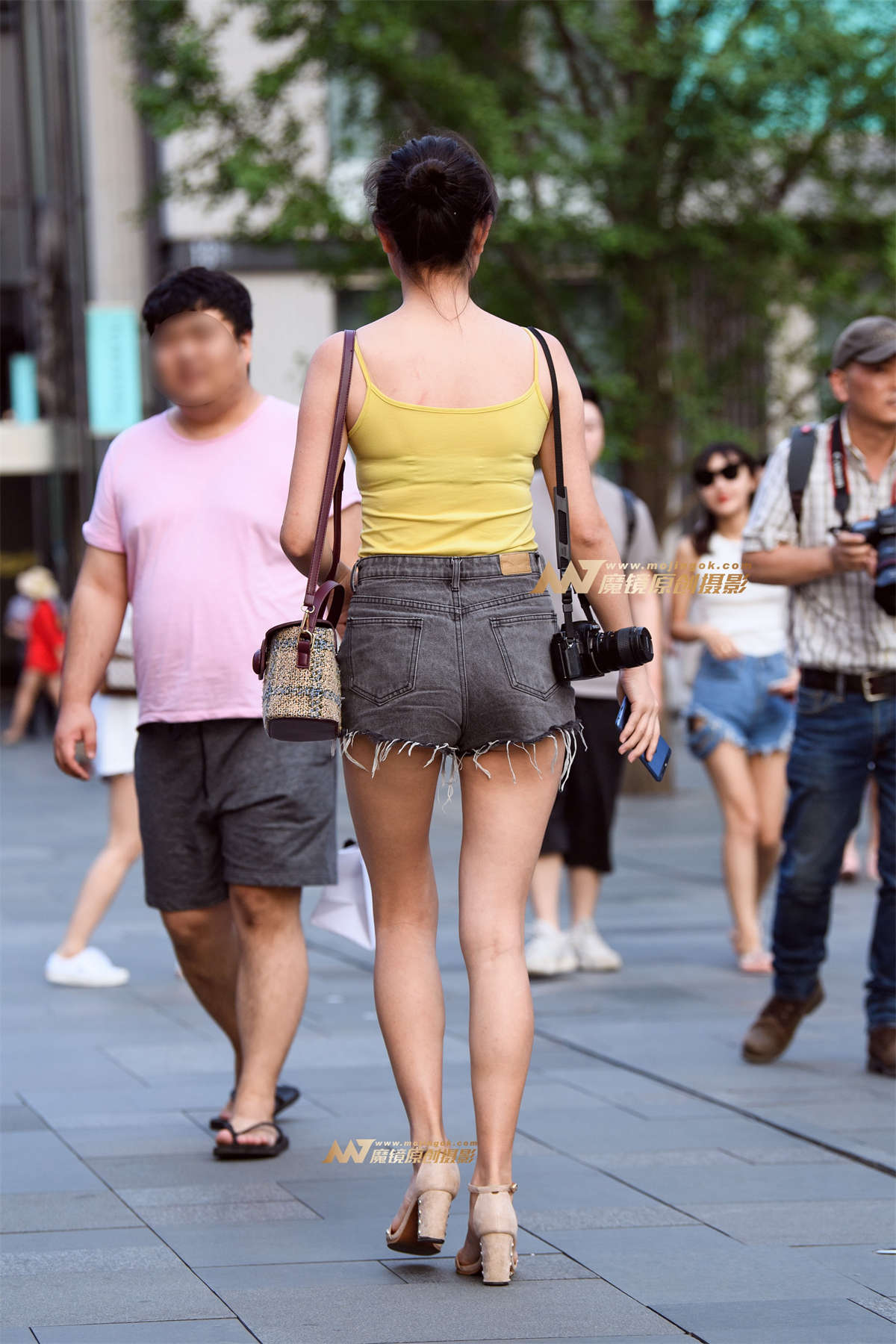 图片[2]-【久久赛帖】热裤长腿女摄影师-日更街拍