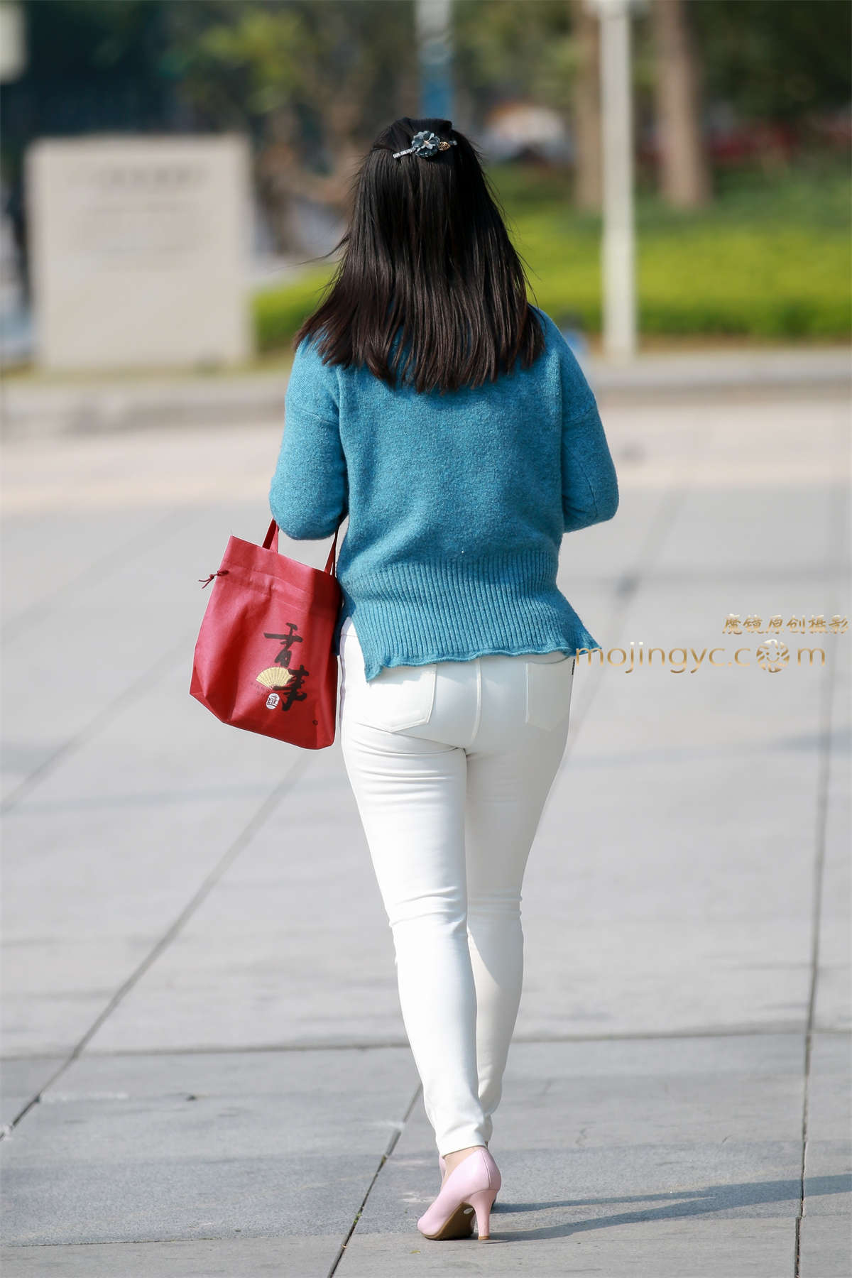 图片[2]-熟妇的丰满紧身白裤-日更街拍