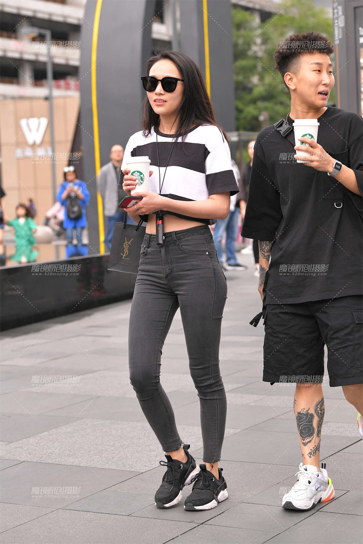 露腰的紧牛美眉-日更街拍