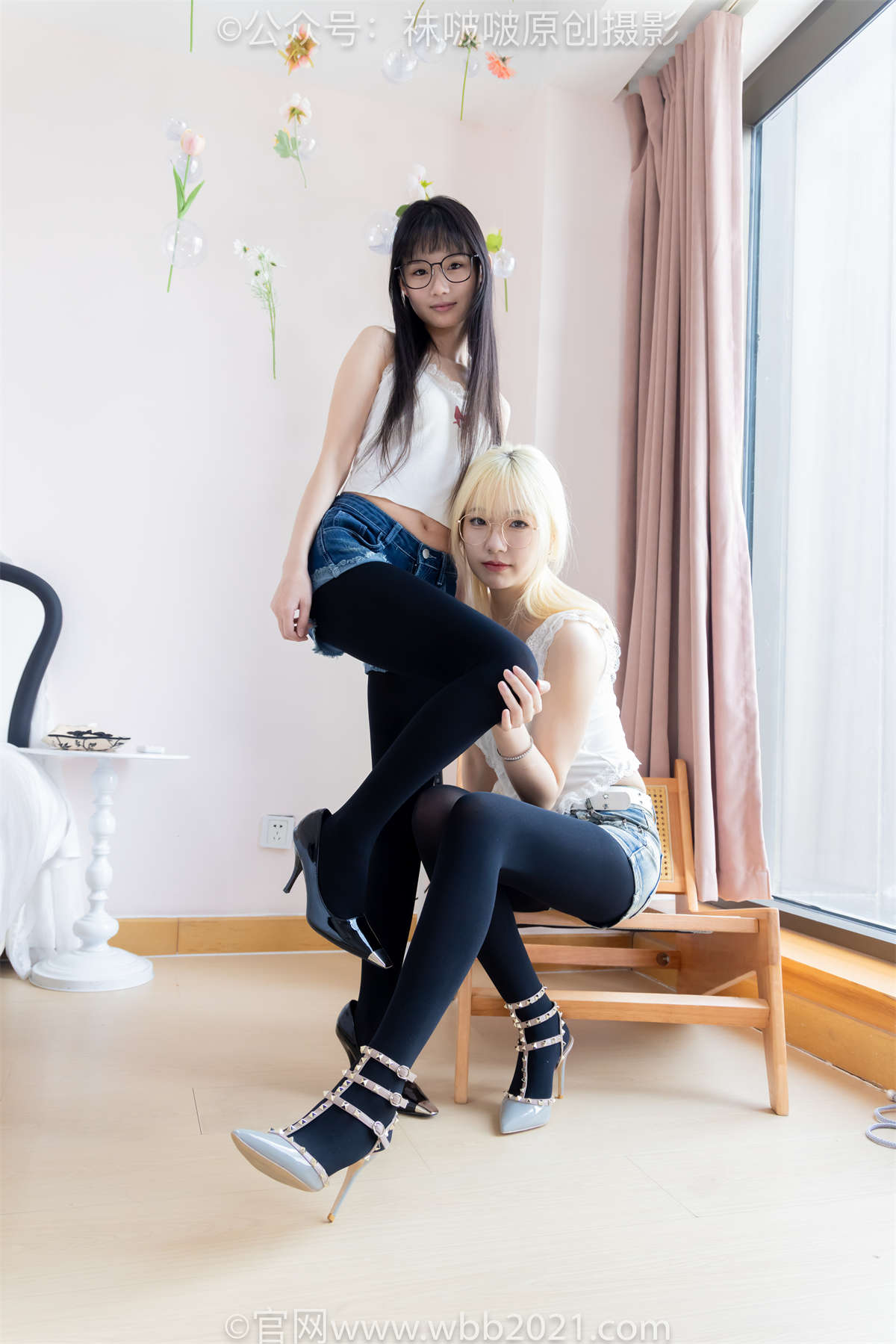 图片[2]-袜啵啵 No.498 小甜豆&甜甜圈-两双高跟鞋、两双板鞋、厚黑丝、厚橘丝、厚紫丝、脚对脚，斗脚，手互相挠脚剧情 剧情版-日更街拍