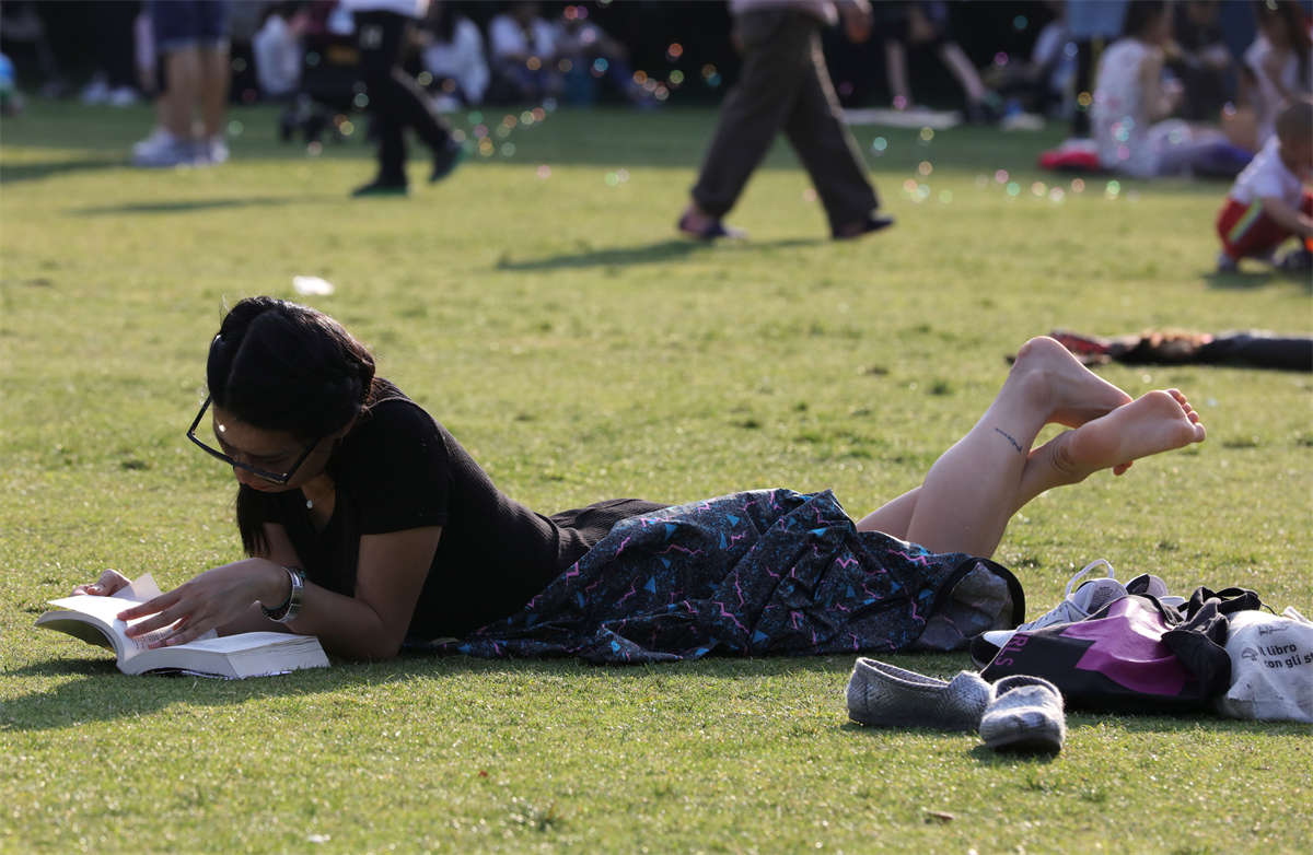 图片[2]-踏青公园街拍系列No.1510 端庄典雅的女生，静静地翘起玉雕般纯净的少女素足 第2套-日更街拍