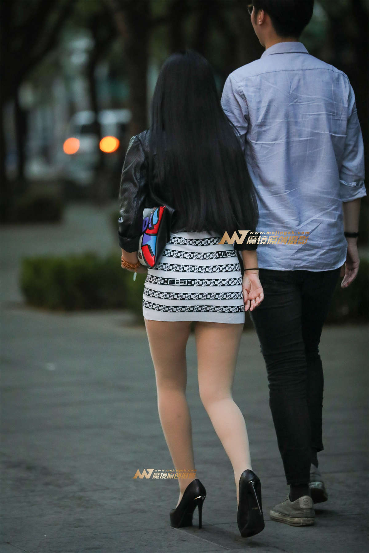 夜幕下的包臀丝袜美女插图1