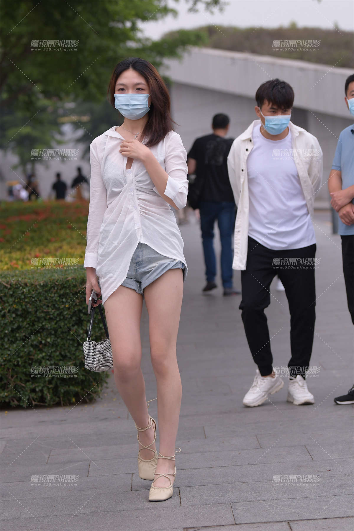 热裤大白腿美眉-日更街拍