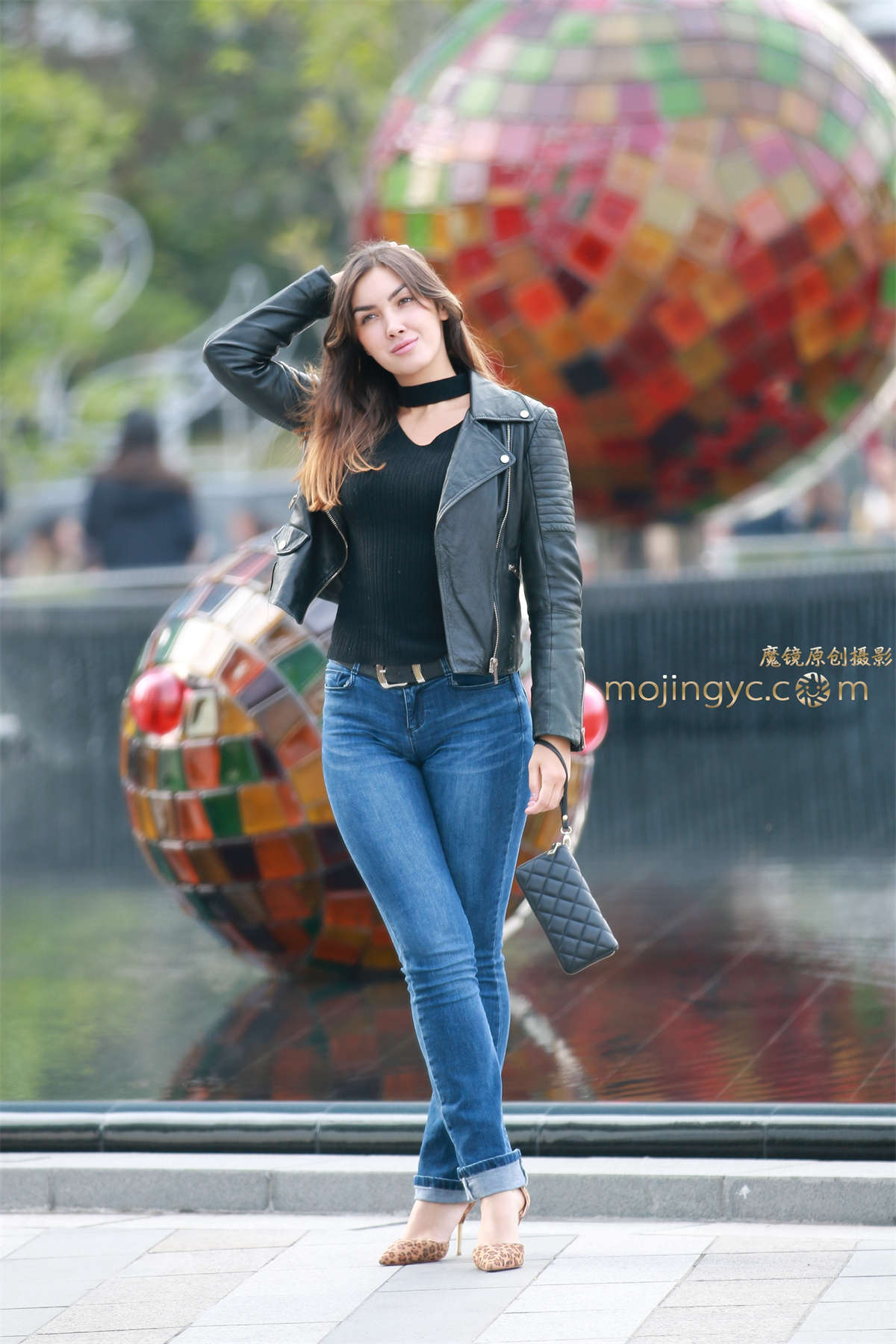 外国友人的肥臀牛仔-日更街拍