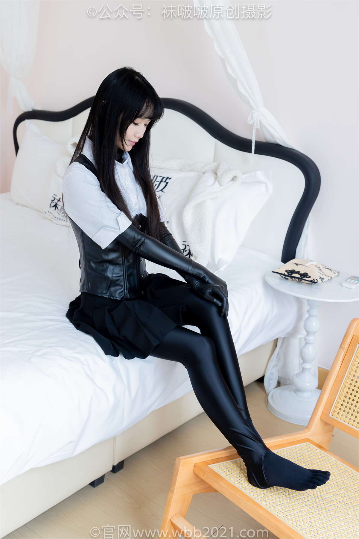 袜啵啵 No.499 甜甜圈-高跟长靴、踩脚裤、厚黑丝五指袜、黑皮手套、裤里丝 花絮版-日更街拍