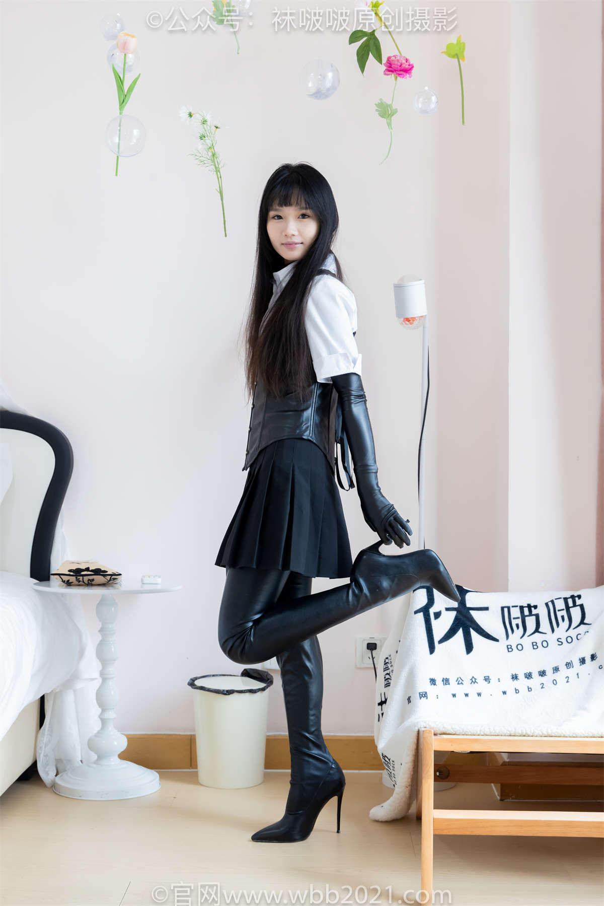 图片[2]-袜啵啵 No.499 甜甜圈-高跟长靴、踩脚裤、厚黑丝五指袜、黑皮手套、裤里丝 花絮版-日更街拍