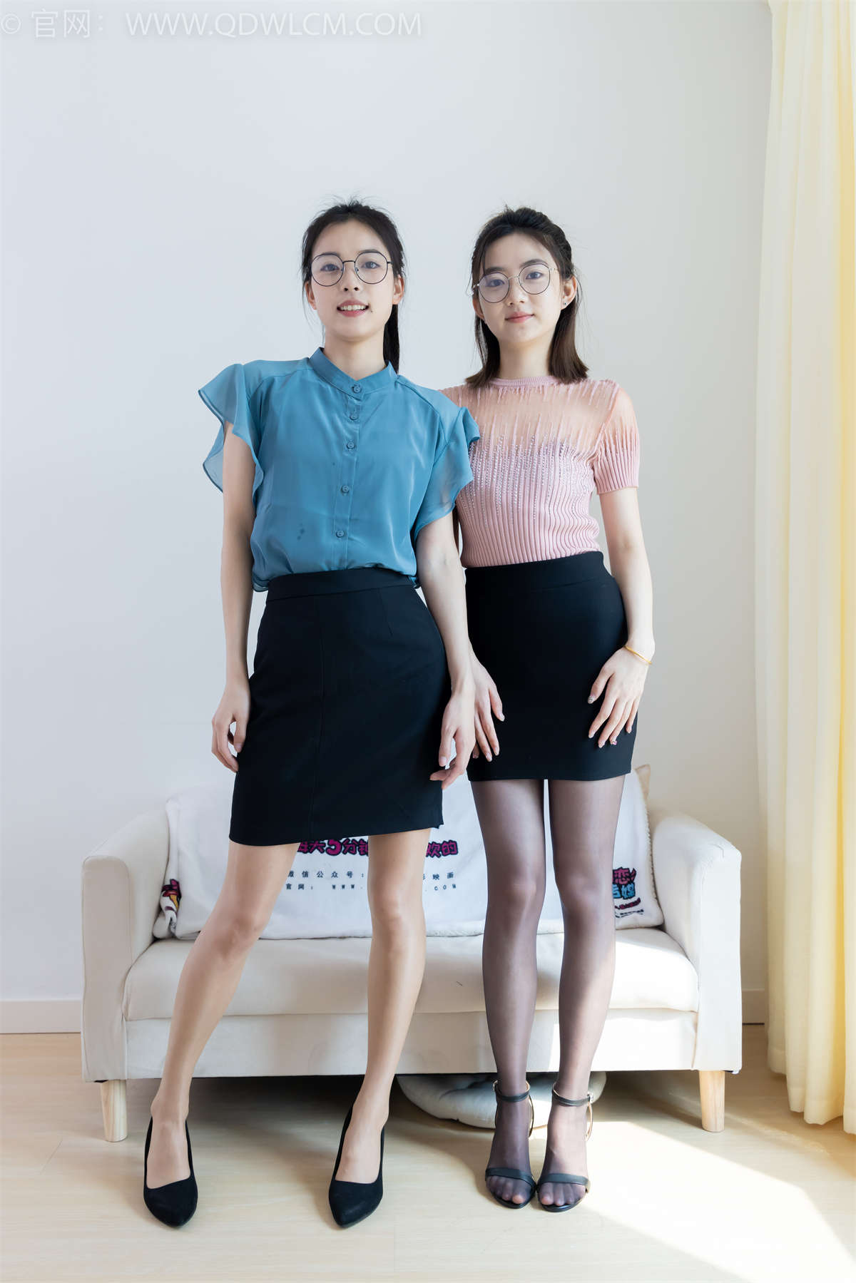 图片[2]-物恋传媒 NO.2285 茯苓&欢欢-高跟鞋、高跟凉鞋、油亮薄肉丝（脚尖透明款）、油亮薄黑丝（脚尖透明款）、比赛做瑜伽动作输了的被皮筋绑脚挠脚惩罚-日更街拍