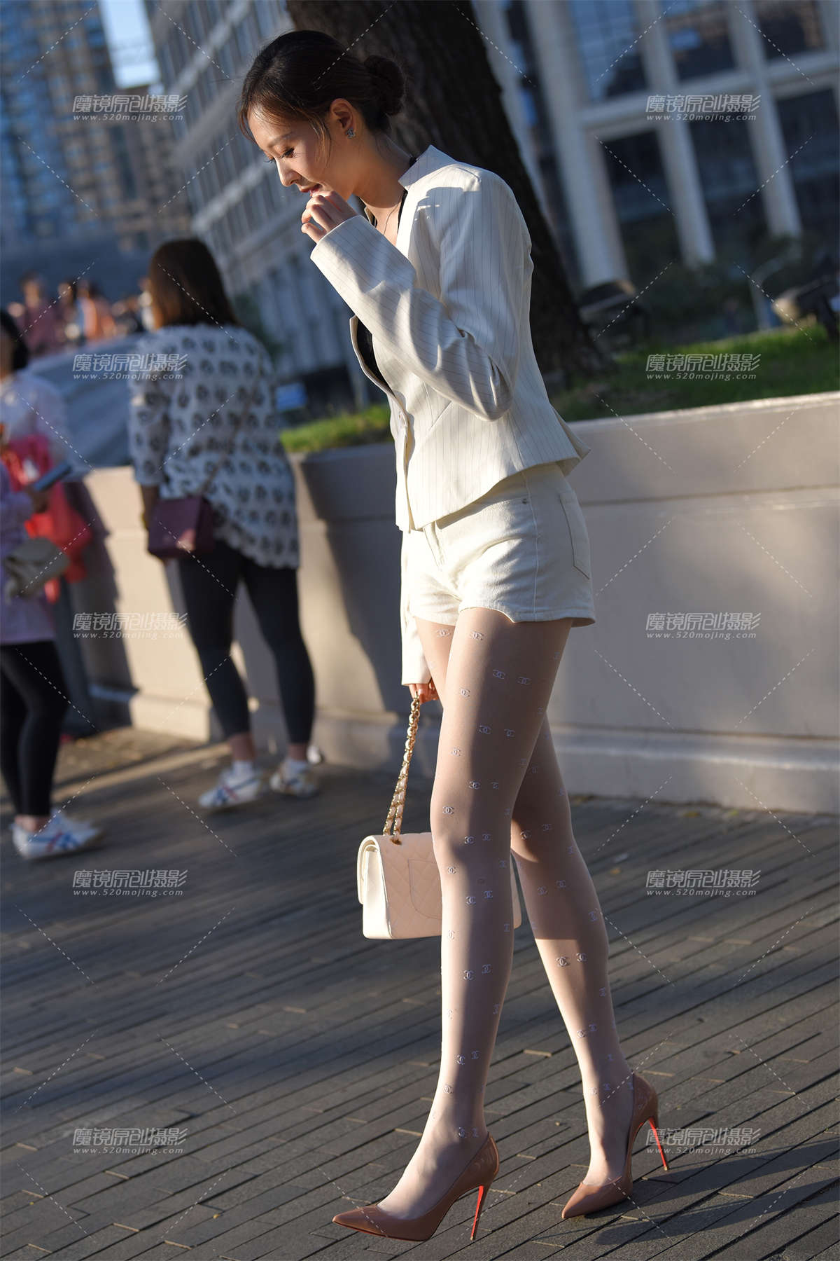 高挑大长腿的龙鼠美女-日更街拍