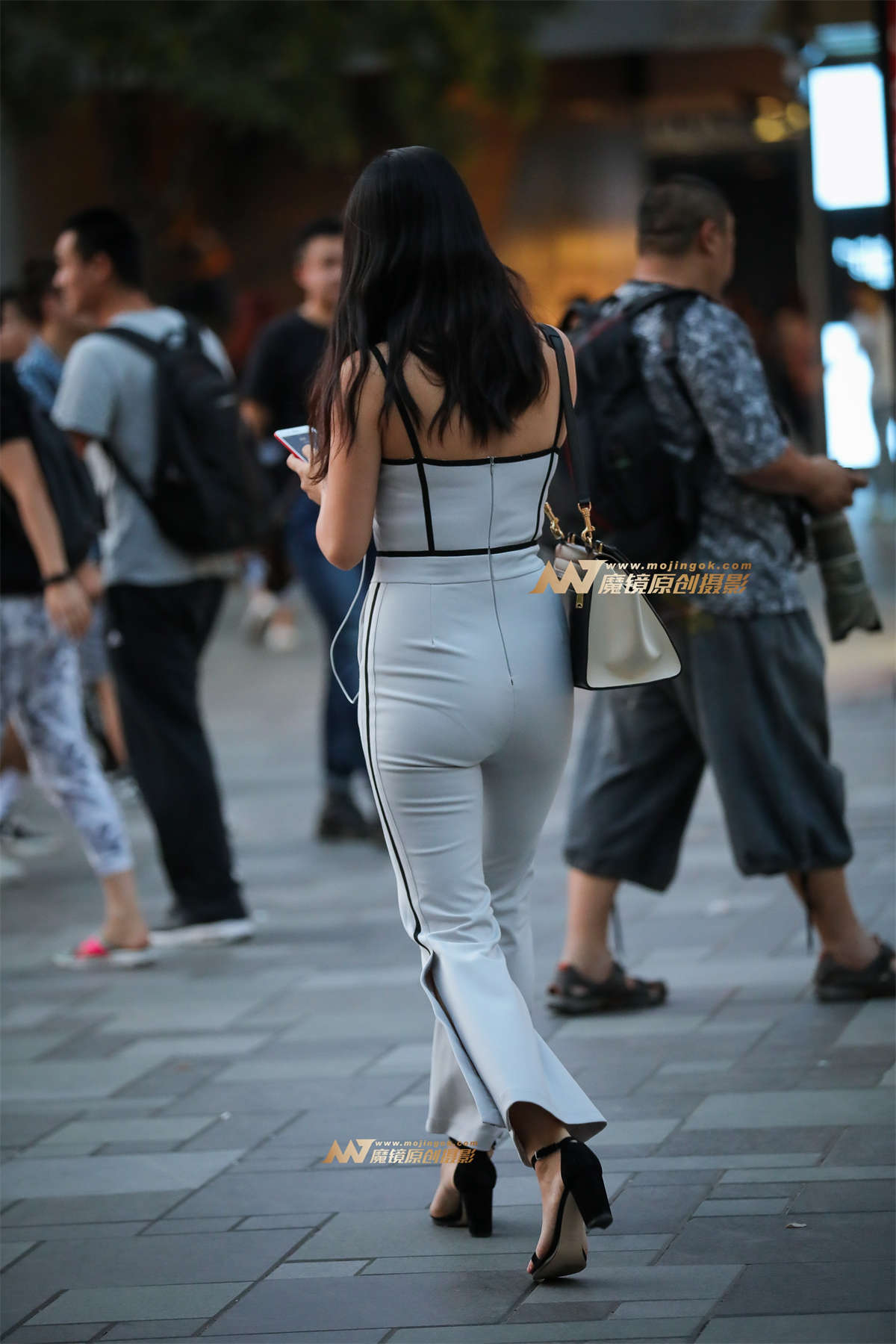 夜幕下的等待插图1