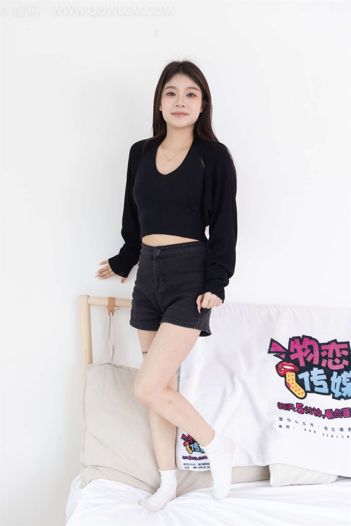 物恋传媒 NO.2286 闪闪-板鞋、两双自然穿脏白棉袜、皮筋绑脚老头乐和气垫梳挠脚剧情-日更街拍