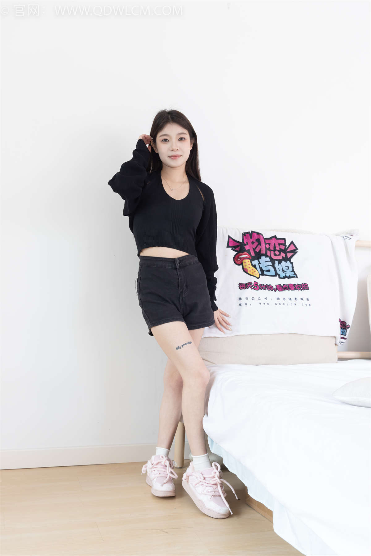 图片[2]-物恋传媒 NO.2286 闪闪-板鞋、两双自然穿脏白棉袜、皮筋绑脚老头乐和气垫梳挠脚剧情-日更街拍