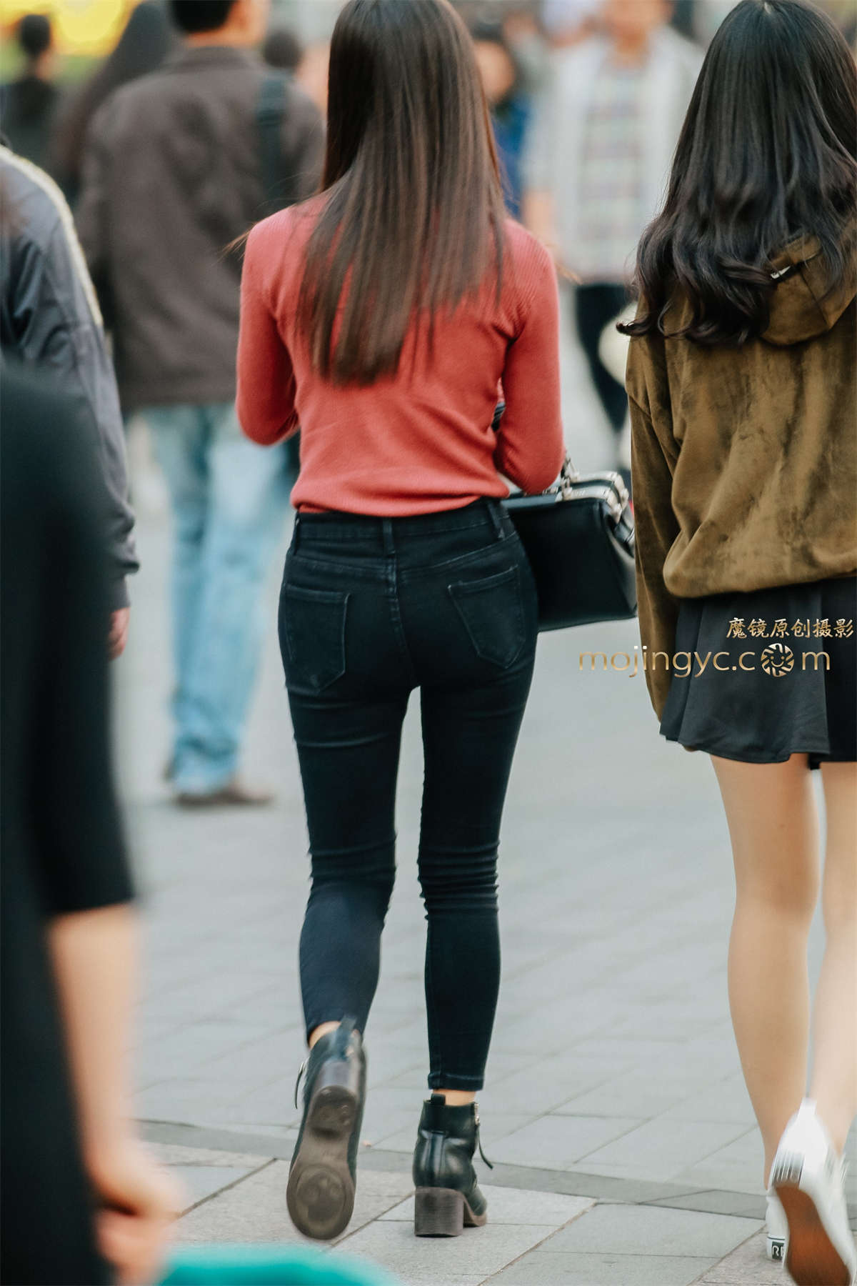 图片[2]-小女生的紧身翘臀牛仔裤-日更街拍