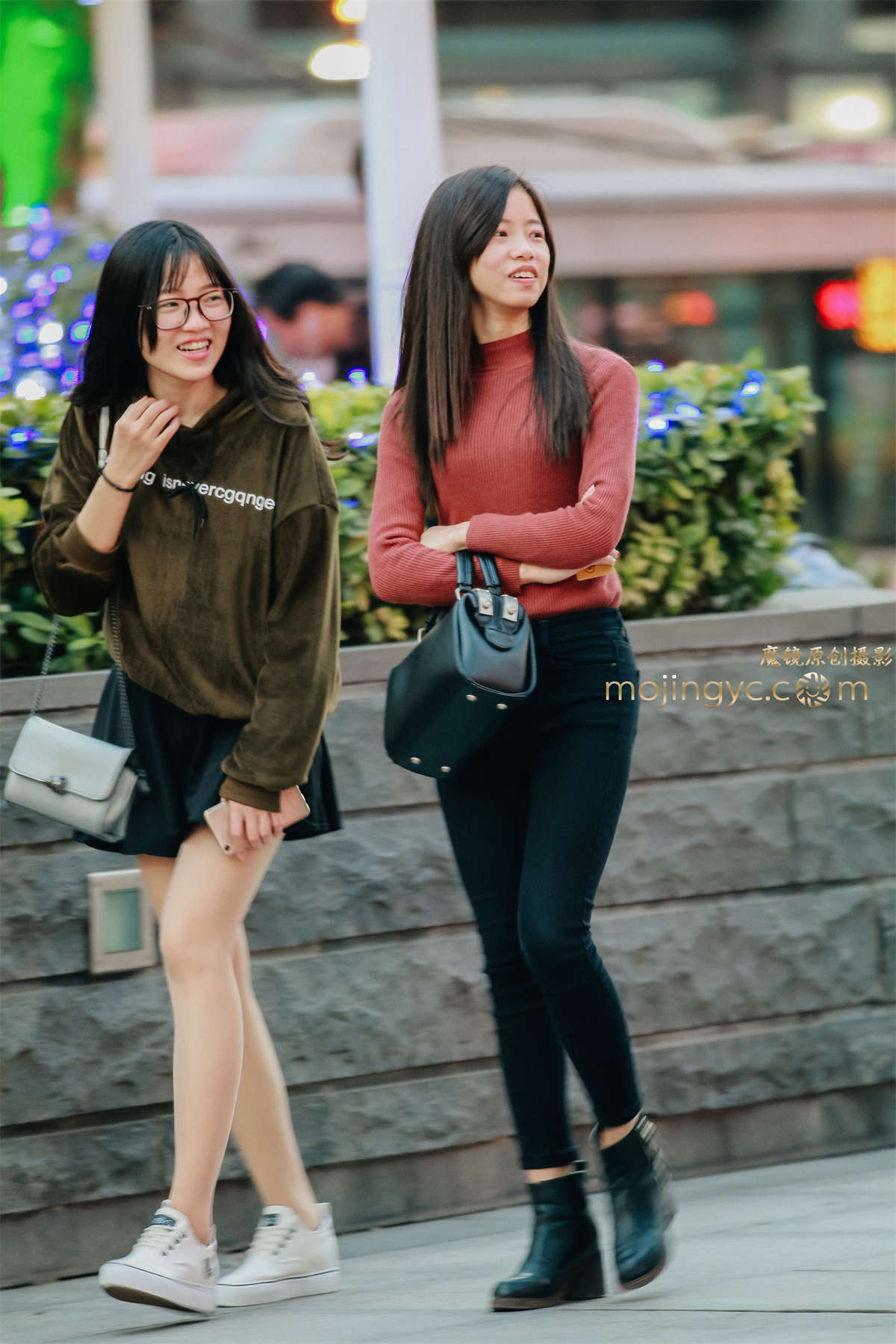 小女生的紧身翘臀牛仔裤-日更街拍