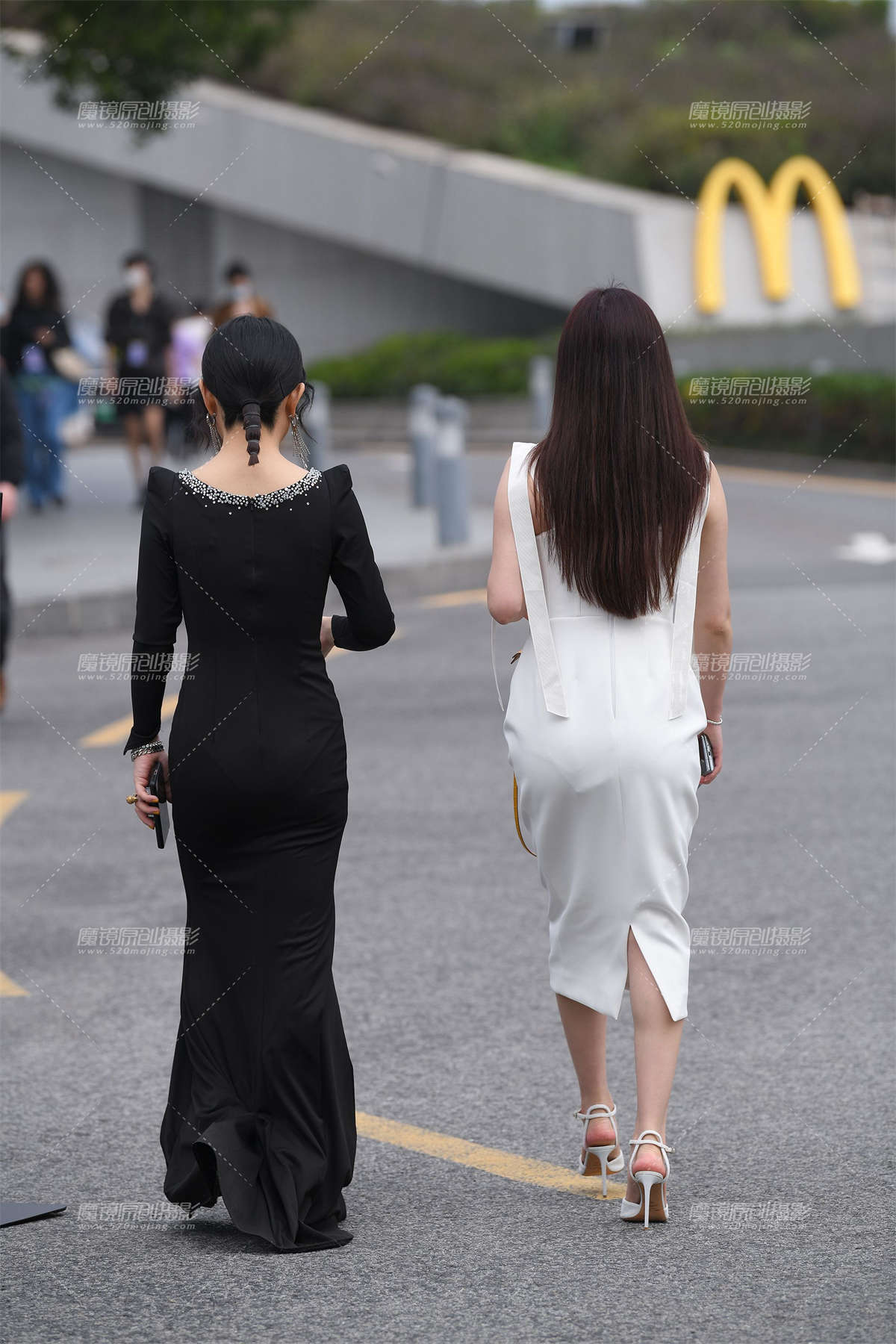 图片[2]-V领黑色连衣裙-超性感-日更街拍